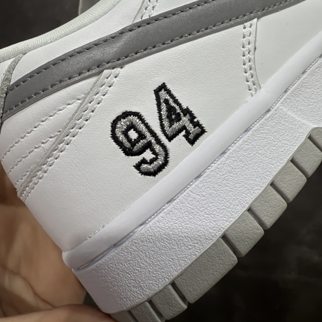 图片[3]-【纯原Z版】Supreme x NK Dunk Low 低帮Sup联名白灰 货号：HQ8487-100 专业dunk大厂出品 品质第一梯队 原材料麂皮打造 原鞋开发 版型完美 全新 Supreme × Nike SB Dunk Low “94” Pack 终于要了 后跟“94”标注Supreme创立年份，中底联名Logo 情怀系列 尺码：36 36.5 37.5 38 38.5 39 40 40.5 41 42 42.5 43 44 44.5 45 46 46.5 47.5-选品中心