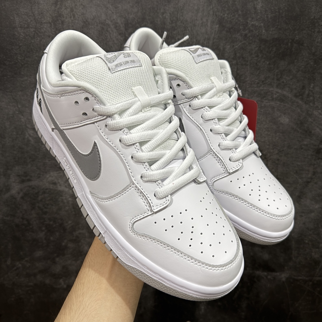 【纯原Z版】Supreme x NK Dunk Low 低帮Sup联名白灰 货号:HQ8487-100 专业dunk大厂出品 品质第一梯队 原材料麂皮打造 原鞋开发 版型完美 全新 Supreme × Nike SB Dunk Low “94” Pack 终于要了 后跟“94”标注Supreme创立年份,中底联名Logo 情怀系列 尺码:36 36.5 37.5 38 38.5 39 40 40.5 41 42 42.5 43 44 44.5 45 46 46.5 47.5-选品中心