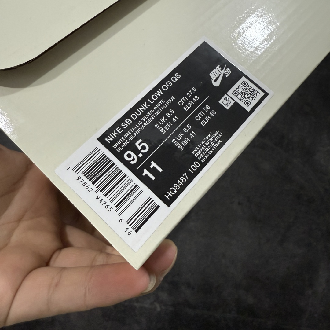 图片[9]-【纯原Z版】Supreme x NK Dunk Low 低帮Sup联名白灰 货号：HQ8487-100 专业dunk大厂出品 品质第一梯队 原材料麂皮打造 原鞋开发 版型完美 全新 Supreme × Nike SB Dunk Low “94” Pack 终于要了 后跟“94”标注Supreme创立年份，中底联名Logo 情怀系列 尺码：36 36.5 37.5 38 38.5 39 40 40.5 41 42 42.5 43 44 44.5 45 46 46.5 47.5-选品中心