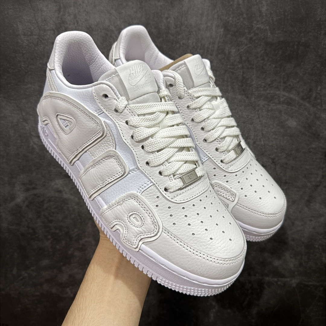 【TOP纯原】CPFM x NK Air Force 1 Low 空军一号系列低帮 纯原生产线出品 市场唯一正确皮料卡色 区别其他版本 经典百搭休闲运动板鞋“联名放大补丁字母”近日,A$AP Bari 在其官方社交媒体上预告了 Cactus Plant Flea Market(CPFM) 和 Nike Air Force 1 Low 的全新配色。 #此次全新推出的紫色和苔藓绿配色,保留了原始黑白版本的标志性风格,均采用皮革鞋面、尼龙鞋舌、带有反光底衬的「AIR SUNSHINE」及同色 AF1 橡胶鞋底。 货号:FQ7069-100 尺码: 40 40.5 41 42 42.5 43 44 44.5 45 46 47.5 48-选品中心