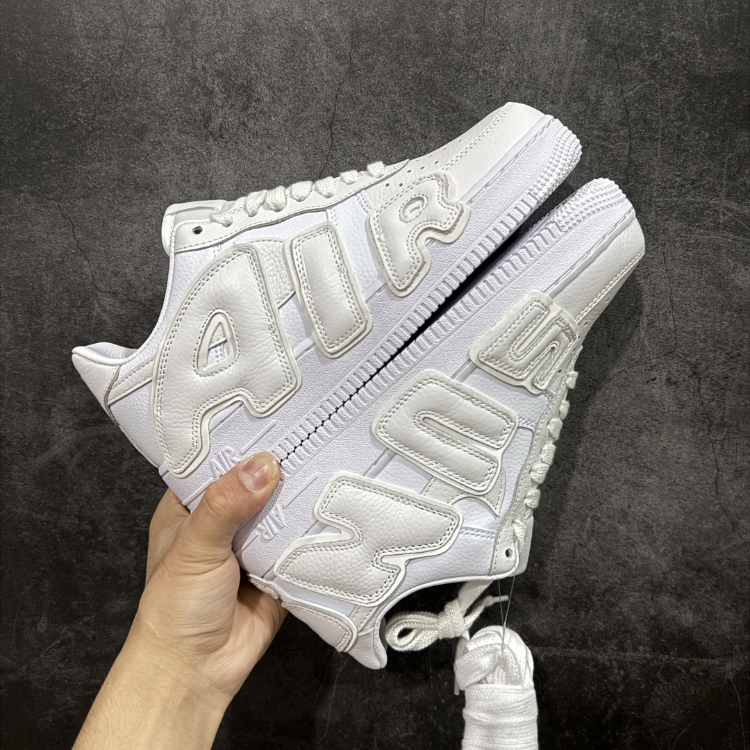 图片[2]-【TOP纯原】CPFM x NK Air Force 1 Low 空军一号系列低帮 纯原生产线出品 市场唯一正确皮料卡色 区别其他版本 经典百搭休闲运动板鞋“联名放大补丁字母”近日，A$AP Bari 在其官方社交媒体上预告了 Cactus Plant Flea Market(CPFM) 和 Nike Air Force 1 Low 的全新配色。 #此次全新推出的紫色和苔藓绿配色，保留了原始黑白版本的标志性风格，均采用皮革鞋面、尼龙鞋舌、带有反光底衬的「AIR SUNSHINE」及同色 AF1 橡胶鞋底。 货号：FQ7069-100 尺码： 40 40.5 41 42 42.5 43 44 44.5 45 46 47.5 48-选品中心