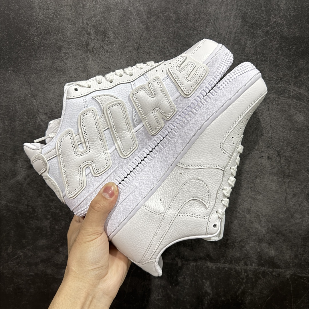 图片[3]-【TOP纯原】CPFM x NK Air Force 1 Low 空军一号系列低帮 纯原生产线出品 市场唯一正确皮料卡色 区别其他版本 经典百搭休闲运动板鞋“联名放大补丁字母”近日，A$AP Bari 在其官方社交媒体上预告了 Cactus Plant Flea Market(CPFM) 和 Nike Air Force 1 Low 的全新配色。 #此次全新推出的紫色和苔藓绿配色，保留了原始黑白版本的标志性风格，均采用皮革鞋面、尼龙鞋舌、带有反光底衬的「AIR SUNSHINE」及同色 AF1 橡胶鞋底。 货号：FQ7069-100 尺码： 40 40.5 41 42 42.5 43 44 44.5 45 46 47.5 48-选品中心