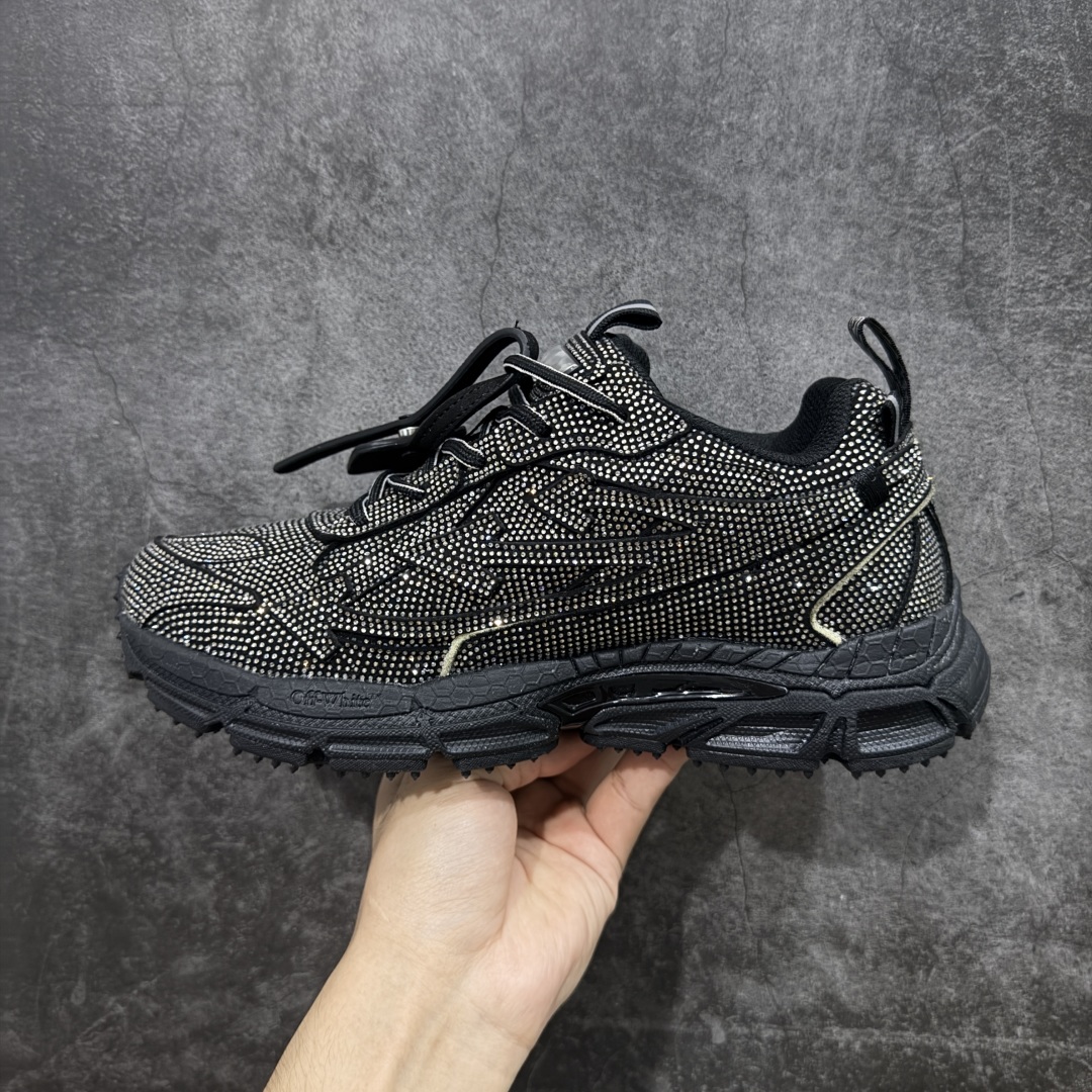 图片[2]-【纯原OK版本】Off-White 2024年OW最新款跑鞋 黑钻满钻款 百分百原盒正确版 原楦原纸板数据开发 4层分离大底#鞋面采用3d立体打印和多种材料拼接而成#防滑耐磨透气性轻便跑鞋 作为曾经爆火 并且定位奢潮领域的标志性品牌 Off-White 仍需要不断更新符合当下潮流时尚的复古运动鞋款，以期收获基本盘消费者的关注 此次更新的 Off-White 新款运动鞋将经典复古老爹鞋细节设计更加夸张化 并将标志性箭头设计置于显著位置 除此之外 整个系列的色彩搭配也可谓纷繁多样 总有一款适合你 尺码：36 37 38 39 40 41 42 43 44 45 46 47-选品中心