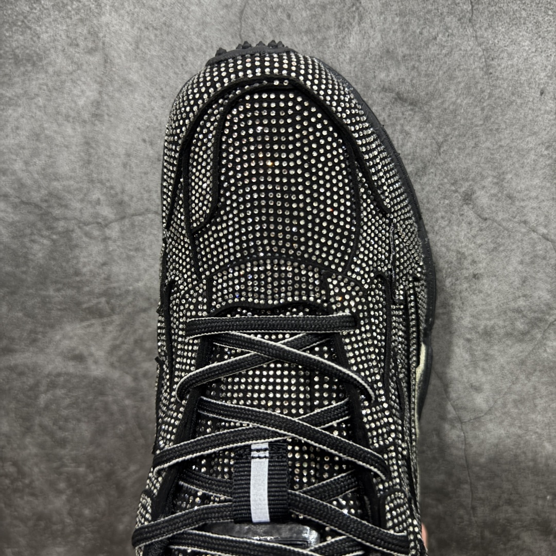 图片[5]-【纯原OK版本】Off-White 2024年OW最新款跑鞋 黑钻满钻款 百分百原盒正确版 原楦原纸板数据开发 4层分离大底#鞋面采用3d立体打印和多种材料拼接而成#防滑耐磨透气性轻便跑鞋 作为曾经爆火 并且定位奢潮领域的标志性品牌 Off-White 仍需要不断更新符合当下潮流时尚的复古运动鞋款，以期收获基本盘消费者的关注 此次更新的 Off-White 新款运动鞋将经典复古老爹鞋细节设计更加夸张化 并将标志性箭头设计置于显著位置 除此之外 整个系列的色彩搭配也可谓纷繁多样 总有一款适合你 尺码：36 37 38 39 40 41 42 43 44 45 46 47-选品中心