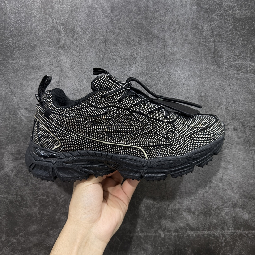 【纯原OK版本】Off-White 2024年OW最新款跑鞋 黑钻满钻款 百分百原盒正确版 原楦原纸板数据开发 4层分离大底#鞋面采用3d立体打印和多种材料拼接而成#防滑耐磨透气性轻便跑鞋 作为曾经爆火 并且定位奢潮领域的标志性品牌 Off-White 仍需要不断更新符合当下潮流时尚的复古运动鞋款,以期收获基本盘消费者的关注 此次更新的 Off-White 新款运动鞋将经典复古老爹鞋细节设计更加夸张化 并将标志性箭头设计置于显著位置 除此之外 整个系列的色彩搭配也可谓纷繁多样 总有一款适合你 尺码:36 37 38 39 40 41 42 43 44 45 46 47-选品中心