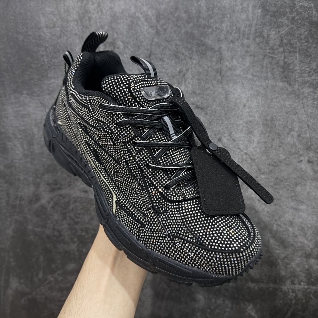 图片[3]-【纯原OK版本】Off-White 2024年OW最新款跑鞋 黑钻满钻款 百分百原盒正确版 原楦原纸板数据开发 4层分离大底#鞋面采用3d立体打印和多种材料拼接而成#防滑耐磨透气性轻便跑鞋 作为曾经爆火 并且定位奢潮领域的标志性品牌 Off-White 仍需要不断更新符合当下潮流时尚的复古运动鞋款，以期收获基本盘消费者的关注 此次更新的 Off-White 新款运动鞋将经典复古老爹鞋细节设计更加夸张化 并将标志性箭头设计置于显著位置 除此之外 整个系列的色彩搭配也可谓纷繁多样 总有一款适合你 尺码：36 37 38 39 40 41 42 43 44 45 46 47-选品中心