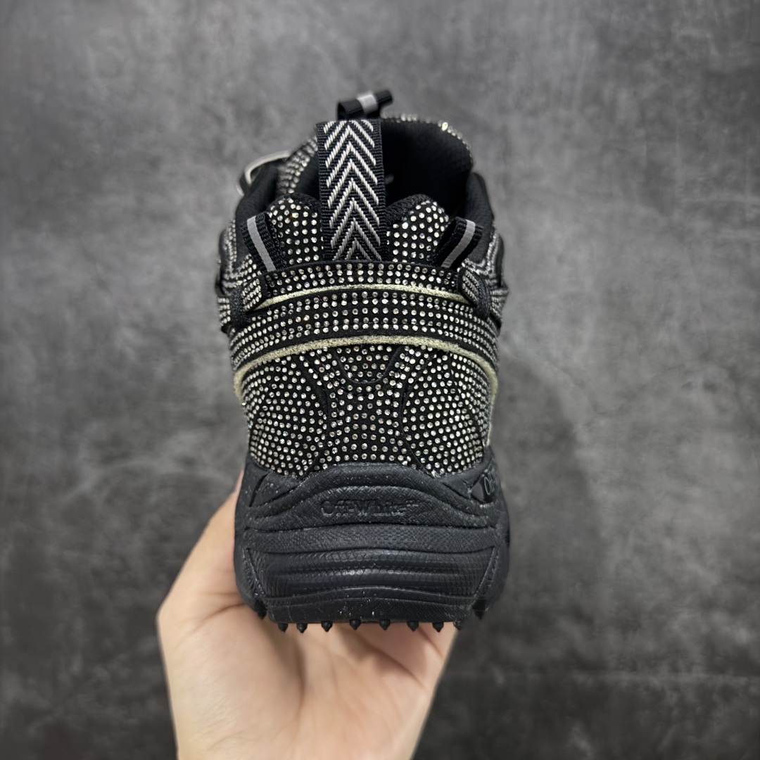 图片[4]-【纯原OK版本】Off-White 2024年OW最新款跑鞋 黑钻满钻款 百分百原盒正确版 原楦原纸板数据开发 4层分离大底#鞋面采用3d立体打印和多种材料拼接而成#防滑耐磨透气性轻便跑鞋 作为曾经爆火 并且定位奢潮领域的标志性品牌 Off-White 仍需要不断更新符合当下潮流时尚的复古运动鞋款，以期收获基本盘消费者的关注 此次更新的 Off-White 新款运动鞋将经典复古老爹鞋细节设计更加夸张化 并将标志性箭头设计置于显著位置 除此之外 整个系列的色彩搭配也可谓纷繁多样 总有一款适合你 尺码：36 37 38 39 40 41 42 43 44 45 46 47-选品中心