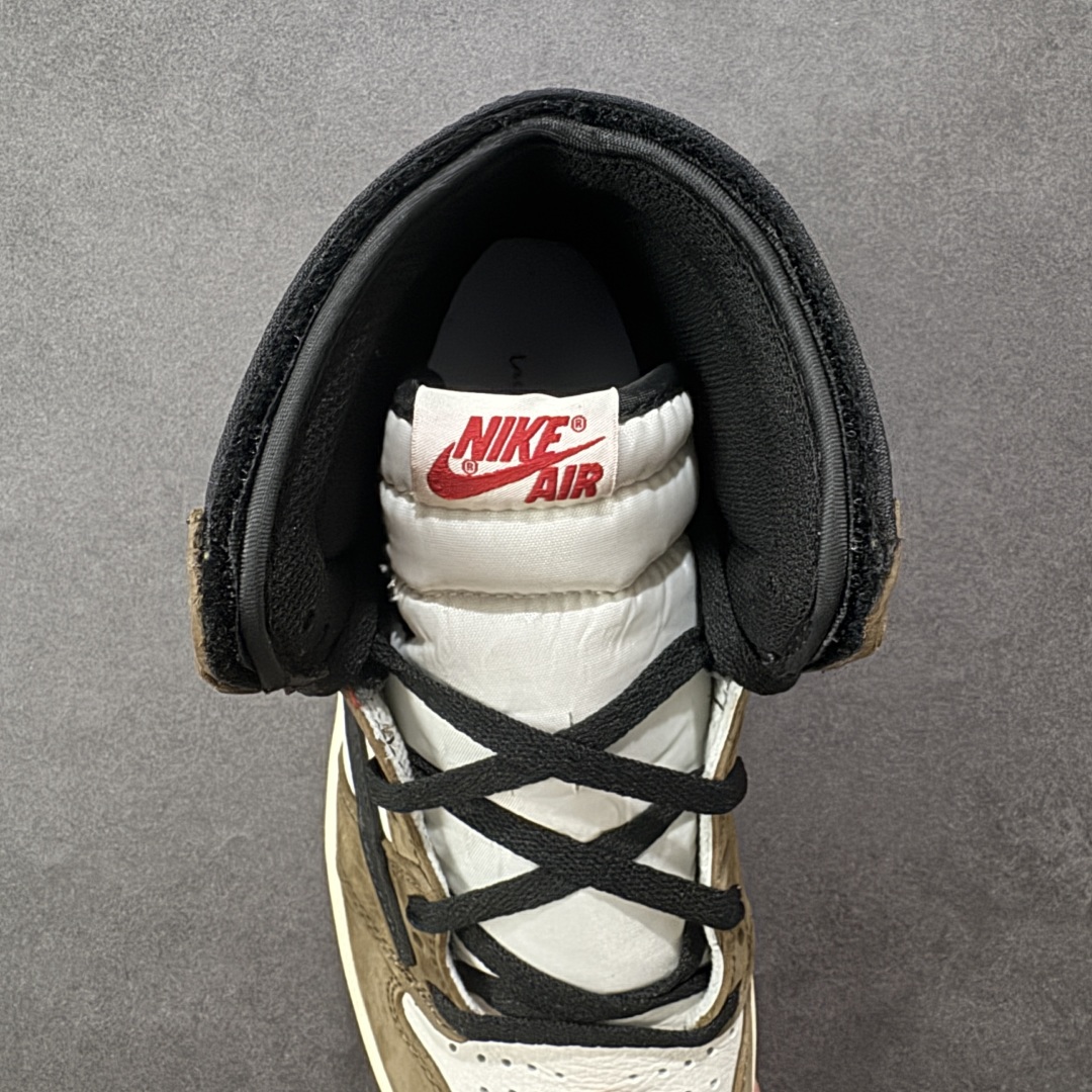 图片[7]-【公司级头层】Travis Scott x Air Jordan 1 High OG TS SP 高帮 倒钩深棕鬼脸 AJ1 乔丹1代 aj1 乔1 高邦 倒勾鬼脸 乔丹篮球鞋系列 鞋身整体以白色荔枝皮打造，搭配深棕色麂皮框架覆盖层，厚重的材质让鞋型硬挺，十分有质感；鞋面外侧标志性的夸张反钩，从鞋底延伸至鞋带扣，前卫气质之余还带有些许的霸气。鞋身多处细节十分考究，像鞋身内侧Swoosh Logo位置暗藏的3M\”Cactusb Jack\”厂牌Logo，一改此前Air Jordan 4后跟的外露Logo。这种方式所呈现的Logo只有在强光照射下才会显露，很符合Travis Scottj独特的个人风格。 货号：CD4487-100 尺码：36 36.5 37.5 38 38.5 39 40 40.5 41 42 42.5 43 44 44.5 45 46 47.5 编码：FSB280290-选品中心