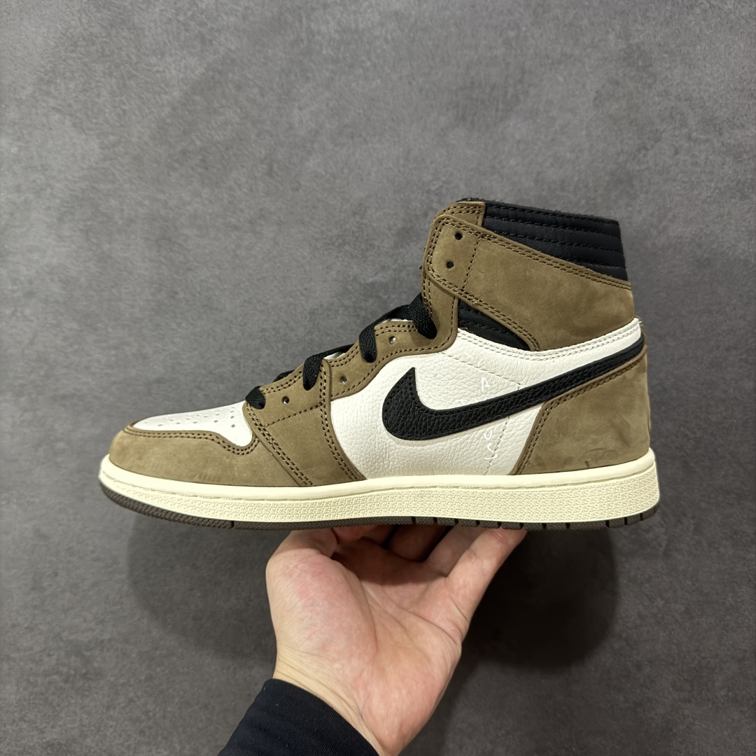 图片[2]-【公司级头层】Travis Scott x Air Jordan 1 High OG TS SP 高帮 倒钩深棕鬼脸 AJ1 乔丹1代 aj1 乔1 高邦 倒勾鬼脸 乔丹篮球鞋系列 鞋身整体以白色荔枝皮打造，搭配深棕色麂皮框架覆盖层，厚重的材质让鞋型硬挺，十分有质感；鞋面外侧标志性的夸张反钩，从鞋底延伸至鞋带扣，前卫气质之余还带有些许的霸气。鞋身多处细节十分考究，像鞋身内侧Swoosh Logo位置暗藏的3M\”Cactusb Jack\”厂牌Logo，一改此前Air Jordan 4后跟的外露Logo。这种方式所呈现的Logo只有在强光照射下才会显露，很符合Travis Scottj独特的个人风格。 货号：CD4487-100 尺码：36 36.5 37.5 38 38.5 39 40 40.5 41 42 42.5 43 44 44.5 45 46 47.5 编码：FSB280290-选品中心