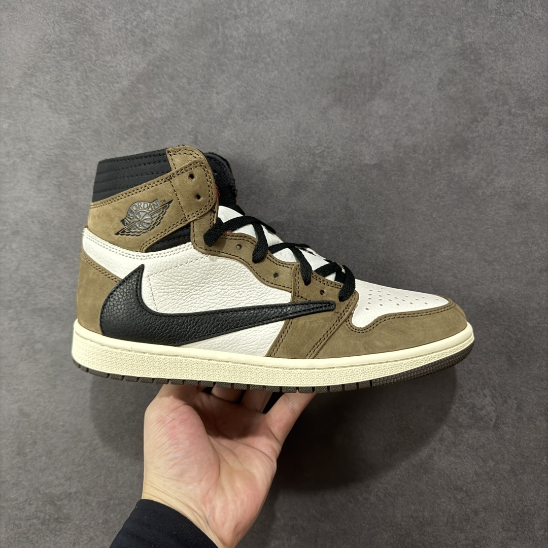 【公司级头层】Travis Scott x Air Jordan 1 High OG TS SP 高帮 倒钩深棕鬼脸 AJ1 乔丹1代 aj1 乔1 高邦 倒勾鬼脸 乔丹篮球鞋系列 鞋身整体以白色荔枝皮打造,搭配深棕色麂皮框架覆盖层,厚重的材质让鞋型硬挺,十分有质感;鞋面外侧标志性的夸张反钩,从鞋底延伸至鞋带扣,前卫气质之余还带有些许的霸气。鞋身多处细节十分考究,像鞋身内侧Swoosh Logo位置暗藏的3M\