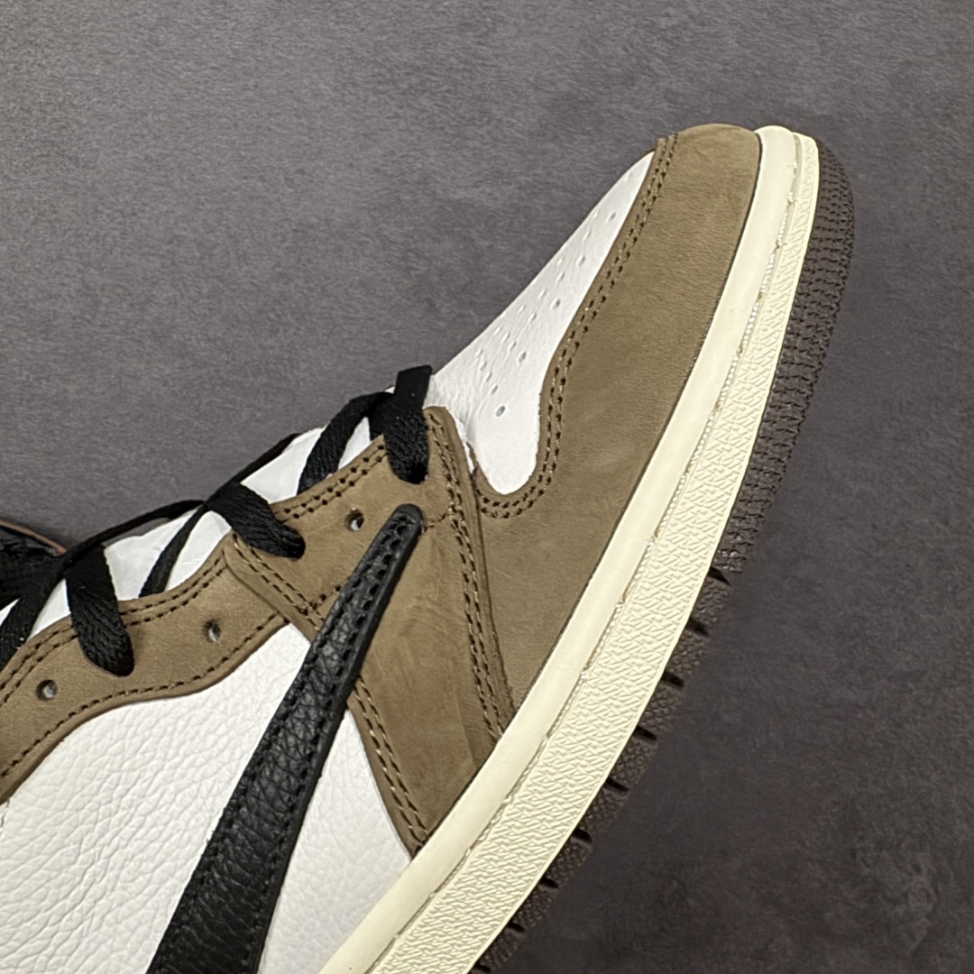 图片[5]-【公司级头层】Travis Scott x Air Jordan 1 High OG TS SP 高帮 倒钩深棕鬼脸 AJ1 乔丹1代 aj1 乔1 高邦 倒勾鬼脸 乔丹篮球鞋系列 鞋身整体以白色荔枝皮打造，搭配深棕色麂皮框架覆盖层，厚重的材质让鞋型硬挺，十分有质感；鞋面外侧标志性的夸张反钩，从鞋底延伸至鞋带扣，前卫气质之余还带有些许的霸气。鞋身多处细节十分考究，像鞋身内侧Swoosh Logo位置暗藏的3M\”Cactusb Jack\”厂牌Logo，一改此前Air Jordan 4后跟的外露Logo。这种方式所呈现的Logo只有在强光照射下才会显露，很符合Travis Scottj独特的个人风格。 货号：CD4487-100 尺码：36 36.5 37.5 38 38.5 39 40 40.5 41 42 42.5 43 44 44.5 45 46 47.5 编码：FSB280290-选品中心