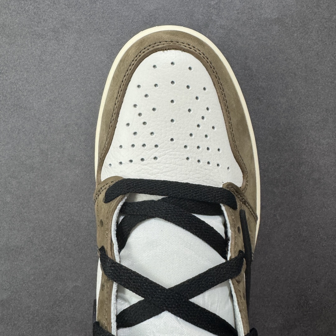 图片[8]-【公司级头层】Travis Scott x Air Jordan 1 High OG TS SP 高帮 倒钩深棕鬼脸 AJ1 乔丹1代 aj1 乔1 高邦 倒勾鬼脸 乔丹篮球鞋系列 鞋身整体以白色荔枝皮打造，搭配深棕色麂皮框架覆盖层，厚重的材质让鞋型硬挺，十分有质感；鞋面外侧标志性的夸张反钩，从鞋底延伸至鞋带扣，前卫气质之余还带有些许的霸气。鞋身多处细节十分考究，像鞋身内侧Swoosh Logo位置暗藏的3M\”Cactusb Jack\”厂牌Logo，一改此前Air Jordan 4后跟的外露Logo。这种方式所呈现的Logo只有在强光照射下才会显露，很符合Travis Scottj独特的个人风格。 货号：CD4487-100 尺码：36 36.5 37.5 38 38.5 39 40 40.5 41 42 42.5 43 44 44.5 45 46 47.5 编码：FSB280290-选品中心