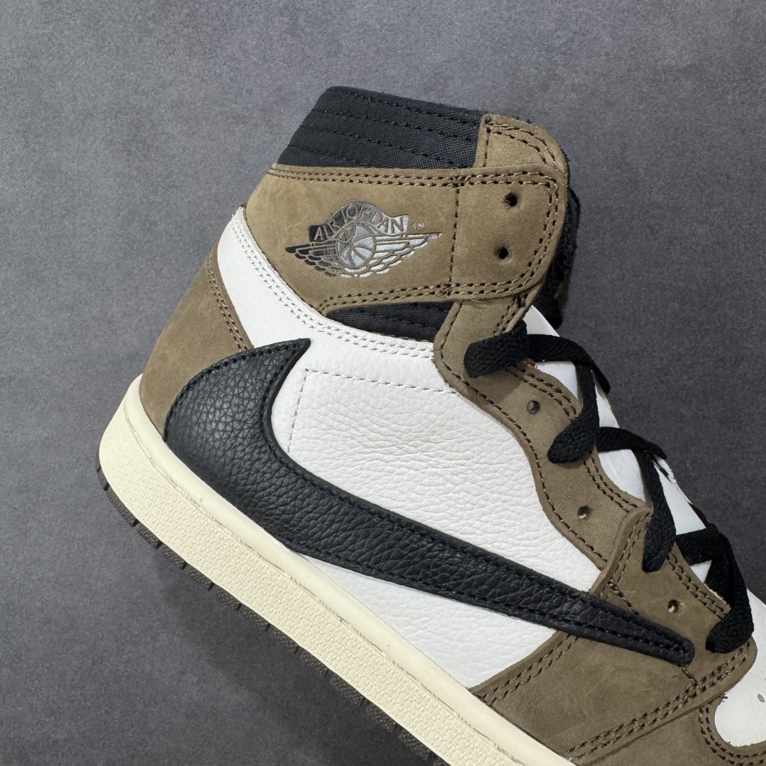 图片[6]-【公司级头层】Travis Scott x Air Jordan 1 High OG TS SP 高帮 倒钩深棕鬼脸 AJ1 乔丹1代 aj1 乔1 高邦 倒勾鬼脸 乔丹篮球鞋系列 鞋身整体以白色荔枝皮打造，搭配深棕色麂皮框架覆盖层，厚重的材质让鞋型硬挺，十分有质感；鞋面外侧标志性的夸张反钩，从鞋底延伸至鞋带扣，前卫气质之余还带有些许的霸气。鞋身多处细节十分考究，像鞋身内侧Swoosh Logo位置暗藏的3M\”Cactusb Jack\”厂牌Logo，一改此前Air Jordan 4后跟的外露Logo。这种方式所呈现的Logo只有在强光照射下才会显露，很符合Travis Scottj独特的个人风格。 货号：CD4487-100 尺码：36 36.5 37.5 38 38.5 39 40 40.5 41 42 42.5 43 44 44.5 45 46 47.5 编码：FSB280290-选品中心