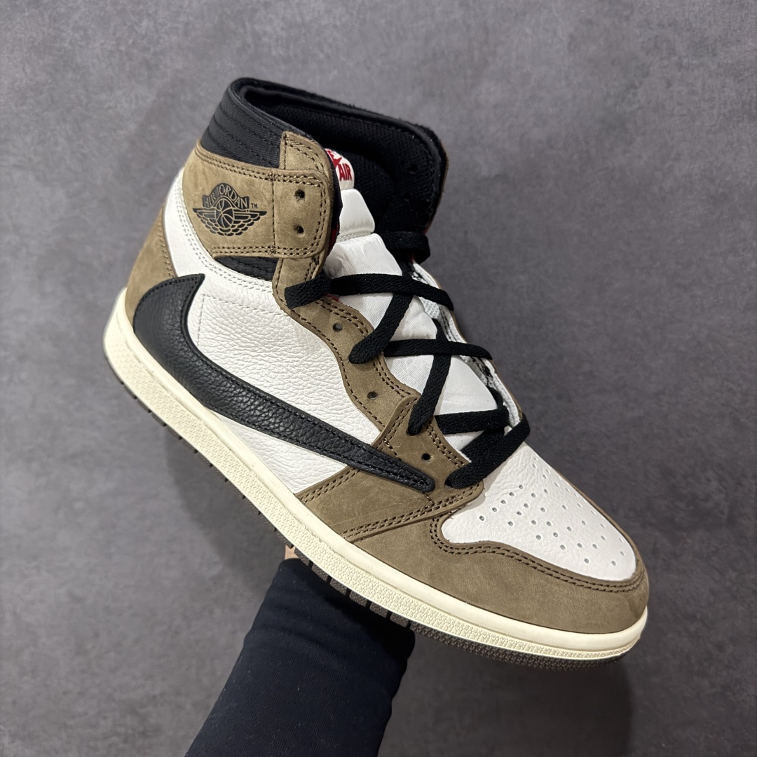 图片[3]-【公司级头层】Travis Scott x Air Jordan 1 High OG TS SP 高帮 倒钩深棕鬼脸 AJ1 乔丹1代 aj1 乔1 高邦 倒勾鬼脸 乔丹篮球鞋系列 鞋身整体以白色荔枝皮打造，搭配深棕色麂皮框架覆盖层，厚重的材质让鞋型硬挺，十分有质感；鞋面外侧标志性的夸张反钩，从鞋底延伸至鞋带扣，前卫气质之余还带有些许的霸气。鞋身多处细节十分考究，像鞋身内侧Swoosh Logo位置暗藏的3M\”Cactusb Jack\”厂牌Logo，一改此前Air Jordan 4后跟的外露Logo。这种方式所呈现的Logo只有在强光照射下才会显露，很符合Travis Scottj独特的个人风格。 货号：CD4487-100 尺码：36 36.5 37.5 38 38.5 39 40 40.5 41 42 42.5 43 44 44.5 45 46 47.5 编码：FSB280290-选品中心