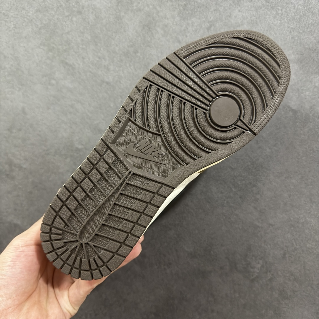 图片[9]-【公司级头层】Travis Scott x Air Jordan 1 High OG TS SP 高帮 倒钩深棕鬼脸 AJ1 乔丹1代 aj1 乔1 高邦 倒勾鬼脸 乔丹篮球鞋系列 鞋身整体以白色荔枝皮打造，搭配深棕色麂皮框架覆盖层，厚重的材质让鞋型硬挺，十分有质感；鞋面外侧标志性的夸张反钩，从鞋底延伸至鞋带扣，前卫气质之余还带有些许的霸气。鞋身多处细节十分考究，像鞋身内侧Swoosh Logo位置暗藏的3M\”Cactusb Jack\”厂牌Logo，一改此前Air Jordan 4后跟的外露Logo。这种方式所呈现的Logo只有在强光照射下才会显露，很符合Travis Scottj独特的个人风格。 货号：CD4487-100 尺码：36 36.5 37.5 38 38.5 39 40 40.5 41 42 42.5 43 44 44.5 45 46 47.5 编码：FSB280290-选品中心