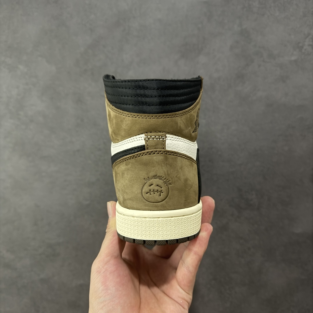 图片[4]-【公司级头层】Travis Scott x Air Jordan 1 High OG TS SP 高帮 倒钩深棕鬼脸 AJ1 乔丹1代 aj1 乔1 高邦 倒勾鬼脸 乔丹篮球鞋系列 鞋身整体以白色荔枝皮打造，搭配深棕色麂皮框架覆盖层，厚重的材质让鞋型硬挺，十分有质感；鞋面外侧标志性的夸张反钩，从鞋底延伸至鞋带扣，前卫气质之余还带有些许的霸气。鞋身多处细节十分考究，像鞋身内侧Swoosh Logo位置暗藏的3M\”Cactusb Jack\”厂牌Logo，一改此前Air Jordan 4后跟的外露Logo。这种方式所呈现的Logo只有在强光照射下才会显露，很符合Travis Scottj独特的个人风格。 货号：CD4487-100 尺码：36 36.5 37.5 38 38.5 39 40 40.5 41 42 42.5 43 44 44.5 45 46 47.5 编码：FSB280290-选品中心