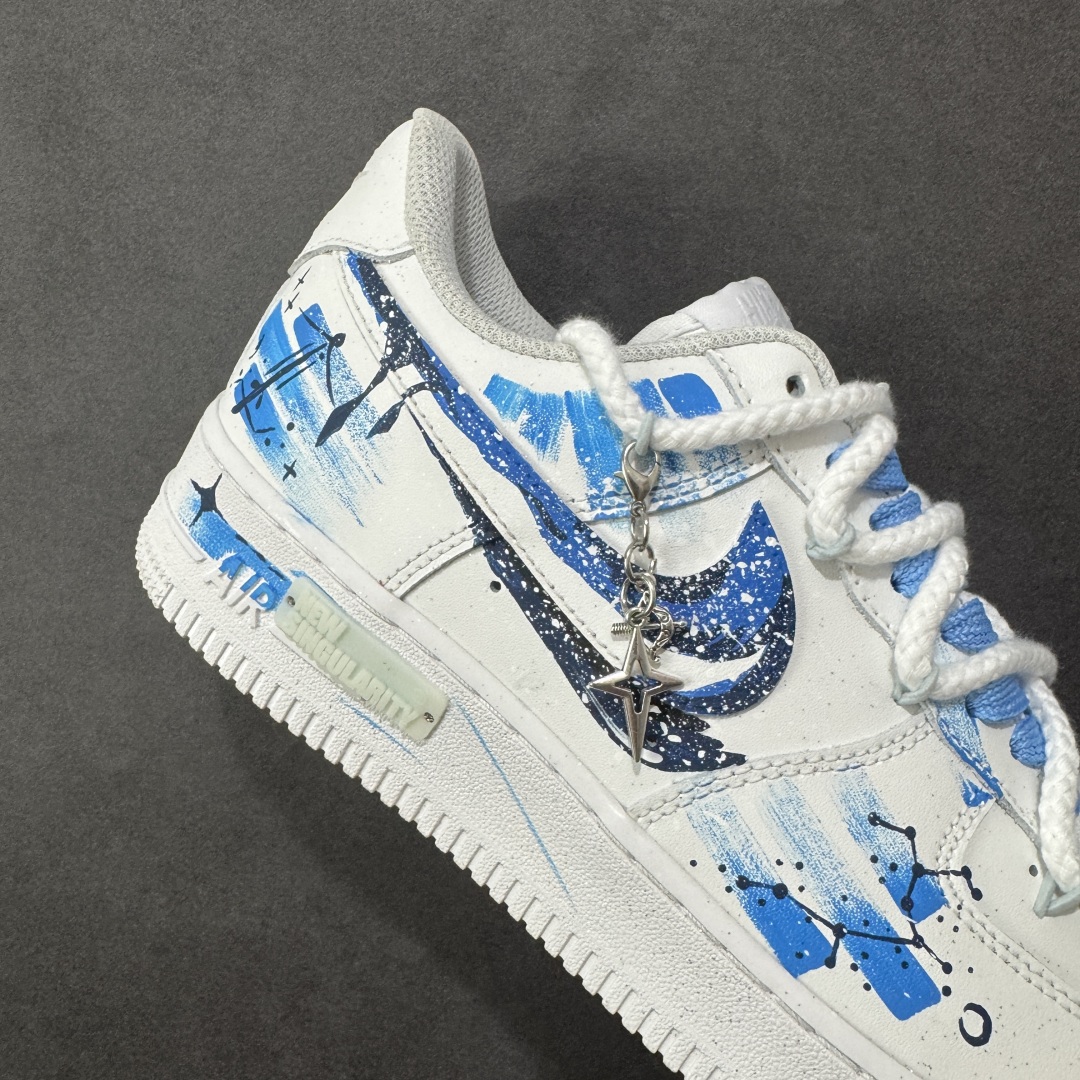 图片[6]-【定制版】Nike Air Force 1\’07 Low \”Sagittarius\” 手绘涂鸦 十二星座系列 射手座 空军一号低帮休闲板鞋 星座11231221  #以纯净白为底，泼洒蓝调星芒，手绘的笔触如射手座的箭一般肆意张扬，将星座符号、星空轨迹化作涂鸦艺术，在鞋身肆意铺陈。标志性Swoosh上的蓝黑渐变，似宇宙漩涡裹挟着射手的冒险精神；鞋侧的星座图案与星月元素，为整体注入梦幻感，每一处细节都在诉说着射手对未知的渴求与对自由的偏执  尺码：36 36.5 37.5 38 38.5 39 40 40.5 41 42 42.5 43 44 44.5 45 编码：HXSA310320-选品中心