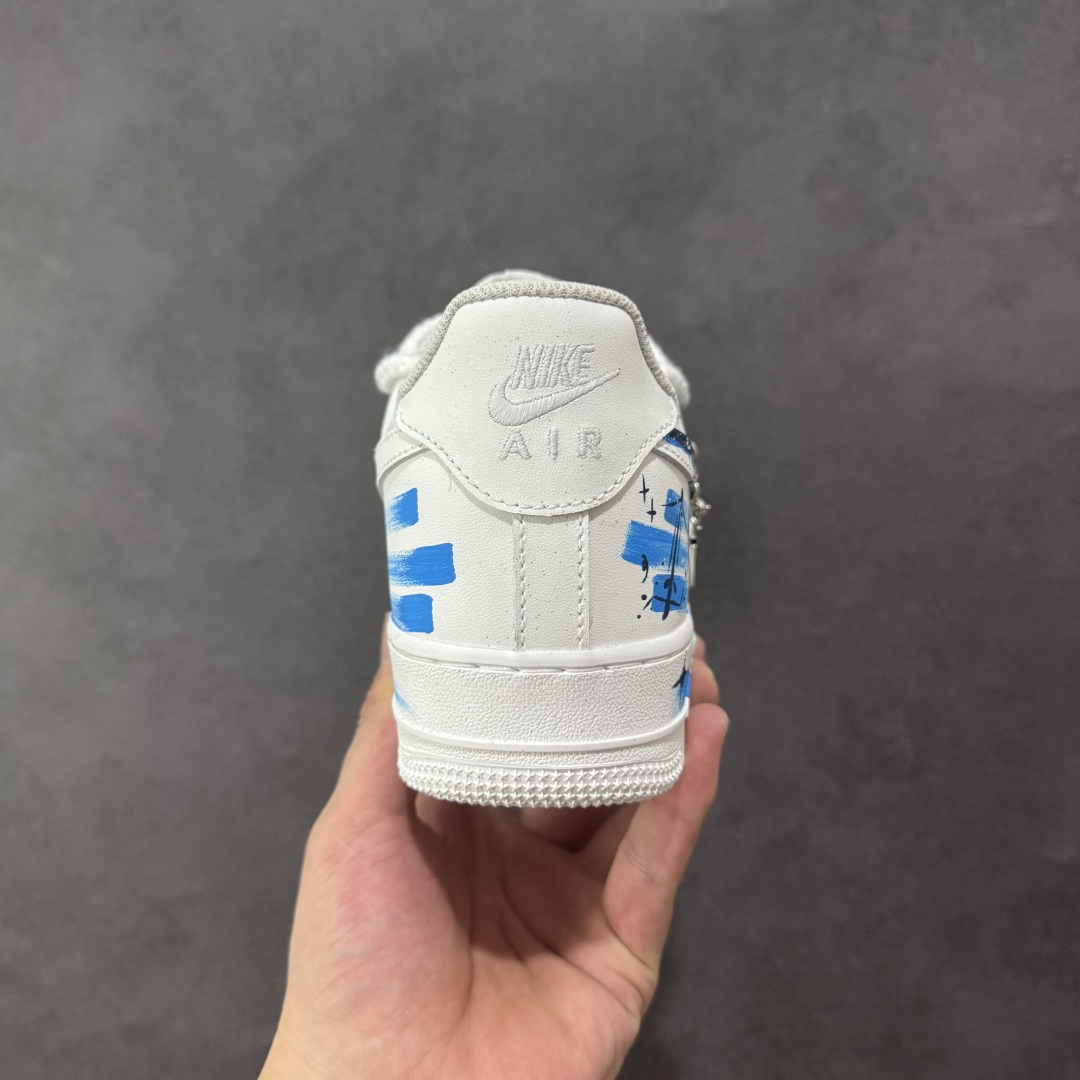 图片[4]-【定制版】Nike Air Force 1\’07 Low \”Sagittarius\” 手绘涂鸦 十二星座系列 射手座 空军一号低帮休闲板鞋 星座11231221  #以纯净白为底，泼洒蓝调星芒，手绘的笔触如射手座的箭一般肆意张扬，将星座符号、星空轨迹化作涂鸦艺术，在鞋身肆意铺陈。标志性Swoosh上的蓝黑渐变，似宇宙漩涡裹挟着射手的冒险精神；鞋侧的星座图案与星月元素，为整体注入梦幻感，每一处细节都在诉说着射手对未知的渴求与对自由的偏执  尺码：36 36.5 37.5 38 38.5 39 40 40.5 41 42 42.5 43 44 44.5 45 编码：HXSA310320-选品中心