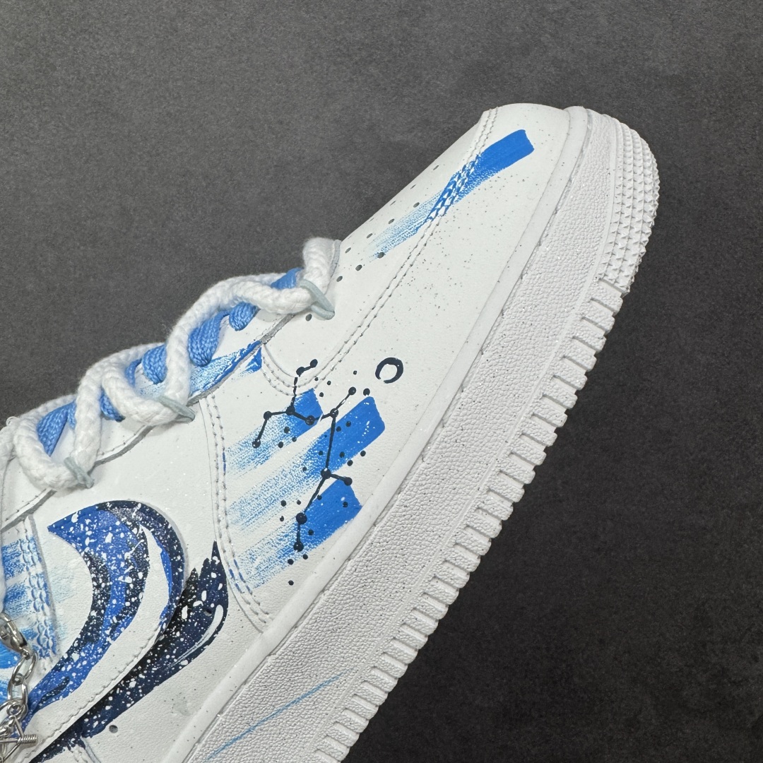 图片[5]-【定制版】Nike Air Force 1\’07 Low \”Sagittarius\” 手绘涂鸦 十二星座系列 射手座 空军一号低帮休闲板鞋 星座11231221  #以纯净白为底，泼洒蓝调星芒，手绘的笔触如射手座的箭一般肆意张扬，将星座符号、星空轨迹化作涂鸦艺术，在鞋身肆意铺陈。标志性Swoosh上的蓝黑渐变，似宇宙漩涡裹挟着射手的冒险精神；鞋侧的星座图案与星月元素，为整体注入梦幻感，每一处细节都在诉说着射手对未知的渴求与对自由的偏执  尺码：36 36.5 37.5 38 38.5 39 40 40.5 41 42 42.5 43 44 44.5 45 编码：HXSA310320-选品中心
