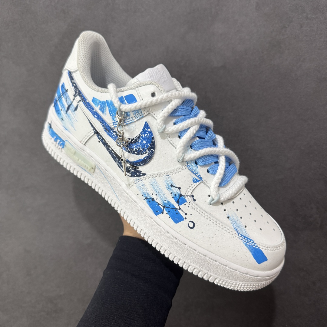 图片[3]-【定制版】Nike Air Force 1\’07 Low \”Sagittarius\” 手绘涂鸦 十二星座系列 射手座 空军一号低帮休闲板鞋 星座11231221  #以纯净白为底，泼洒蓝调星芒，手绘的笔触如射手座的箭一般肆意张扬，将星座符号、星空轨迹化作涂鸦艺术，在鞋身肆意铺陈。标志性Swoosh上的蓝黑渐变，似宇宙漩涡裹挟着射手的冒险精神；鞋侧的星座图案与星月元素，为整体注入梦幻感，每一处细节都在诉说着射手对未知的渴求与对自由的偏执  尺码：36 36.5 37.5 38 38.5 39 40 40.5 41 42 42.5 43 44 44.5 45 编码：HXSA310320-选品中心