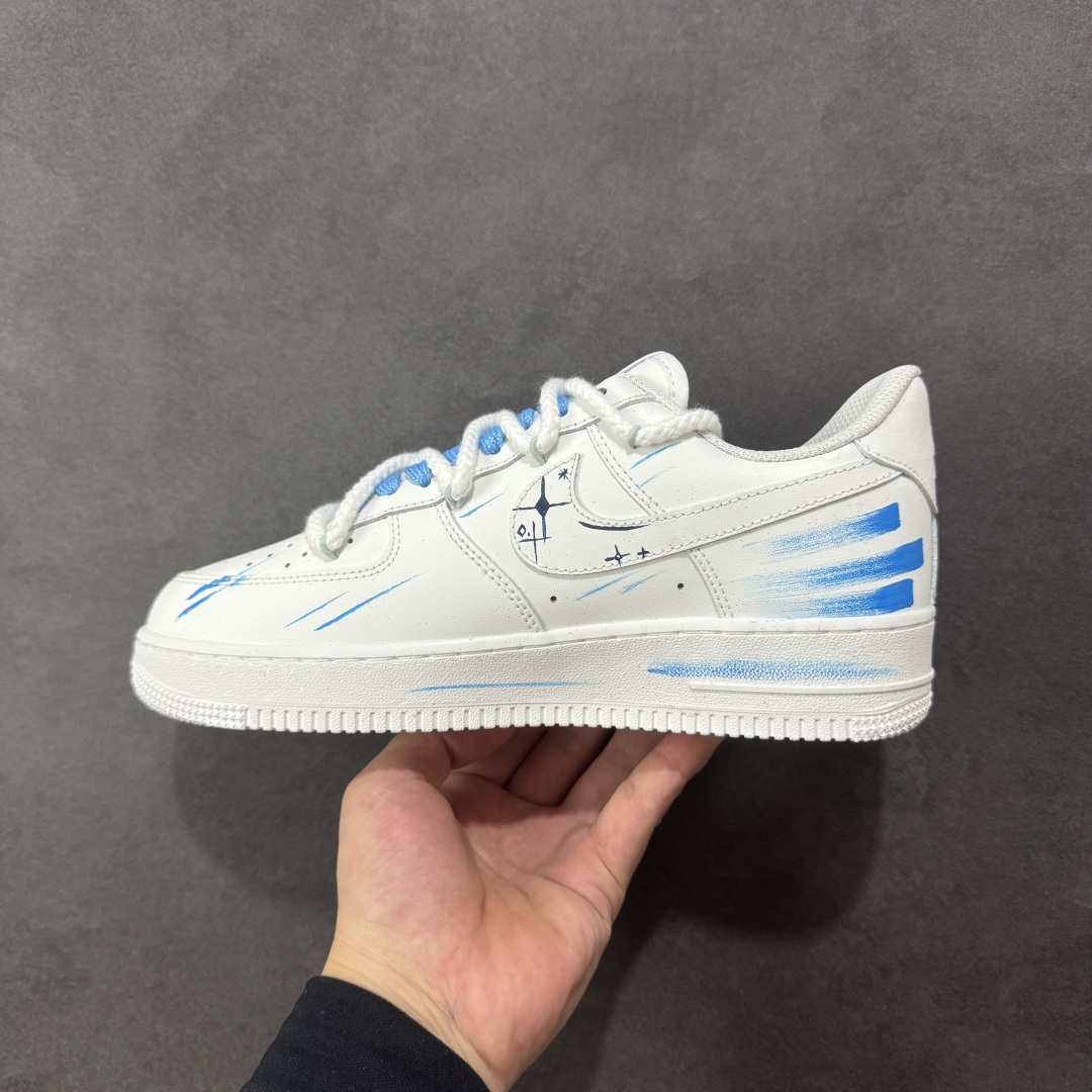 图片[2]-【定制版】Nike Air Force 1\’07 Low \”Sagittarius\” 手绘涂鸦 十二星座系列 射手座 空军一号低帮休闲板鞋 星座11231221  #以纯净白为底，泼洒蓝调星芒，手绘的笔触如射手座的箭一般肆意张扬，将星座符号、星空轨迹化作涂鸦艺术，在鞋身肆意铺陈。标志性Swoosh上的蓝黑渐变，似宇宙漩涡裹挟着射手的冒险精神；鞋侧的星座图案与星月元素，为整体注入梦幻感，每一处细节都在诉说着射手对未知的渴求与对自由的偏执  尺码：36 36.5 37.5 38 38.5 39 40 40.5 41 42 42.5 43 44 44.5 45 编码：HXSA310320-选品中心