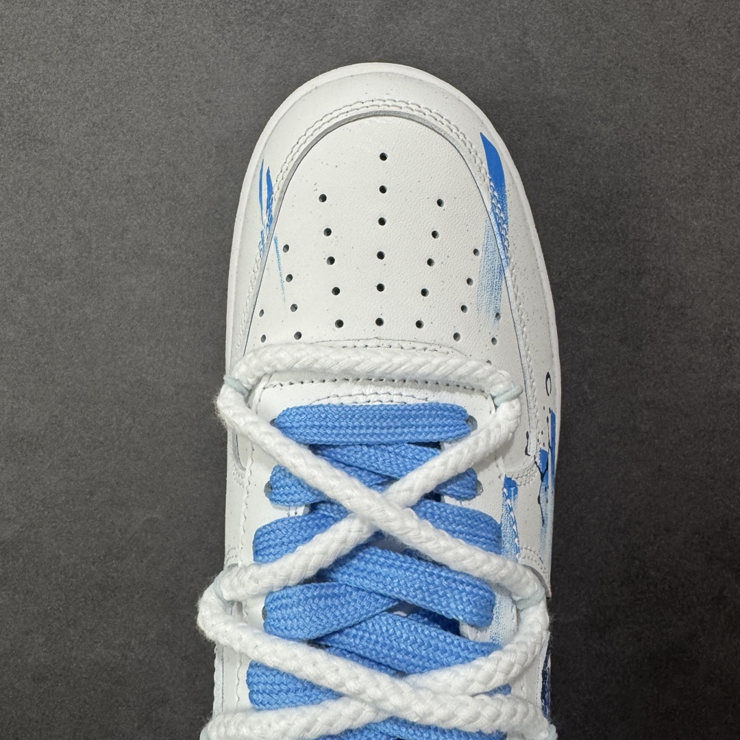 图片[8]-【定制版】Nike Air Force 1\’07 Low \”Sagittarius\” 手绘涂鸦 十二星座系列 射手座 空军一号低帮休闲板鞋 星座11231221  #以纯净白为底，泼洒蓝调星芒，手绘的笔触如射手座的箭一般肆意张扬，将星座符号、星空轨迹化作涂鸦艺术，在鞋身肆意铺陈。标志性Swoosh上的蓝黑渐变，似宇宙漩涡裹挟着射手的冒险精神；鞋侧的星座图案与星月元素，为整体注入梦幻感，每一处细节都在诉说着射手对未知的渴求与对自由的偏执  尺码：36 36.5 37.5 38 38.5 39 40 40.5 41 42 42.5 43 44 44.5 45 编码：HXSA310320-选品中心