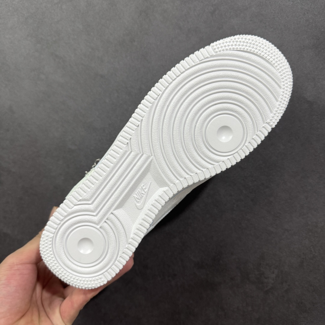 图片[9]-【定制版】Nike Air Force 1\’07 Low \”Sagittarius\” 手绘涂鸦 十二星座系列 射手座 空军一号低帮休闲板鞋 星座11231221  #以纯净白为底，泼洒蓝调星芒，手绘的笔触如射手座的箭一般肆意张扬，将星座符号、星空轨迹化作涂鸦艺术，在鞋身肆意铺陈。标志性Swoosh上的蓝黑渐变，似宇宙漩涡裹挟着射手的冒险精神；鞋侧的星座图案与星月元素，为整体注入梦幻感，每一处细节都在诉说着射手对未知的渴求与对自由的偏执  尺码：36 36.5 37.5 38 38.5 39 40 40.5 41 42 42.5 43 44 44.5 45 编码：HXSA310320-选品中心