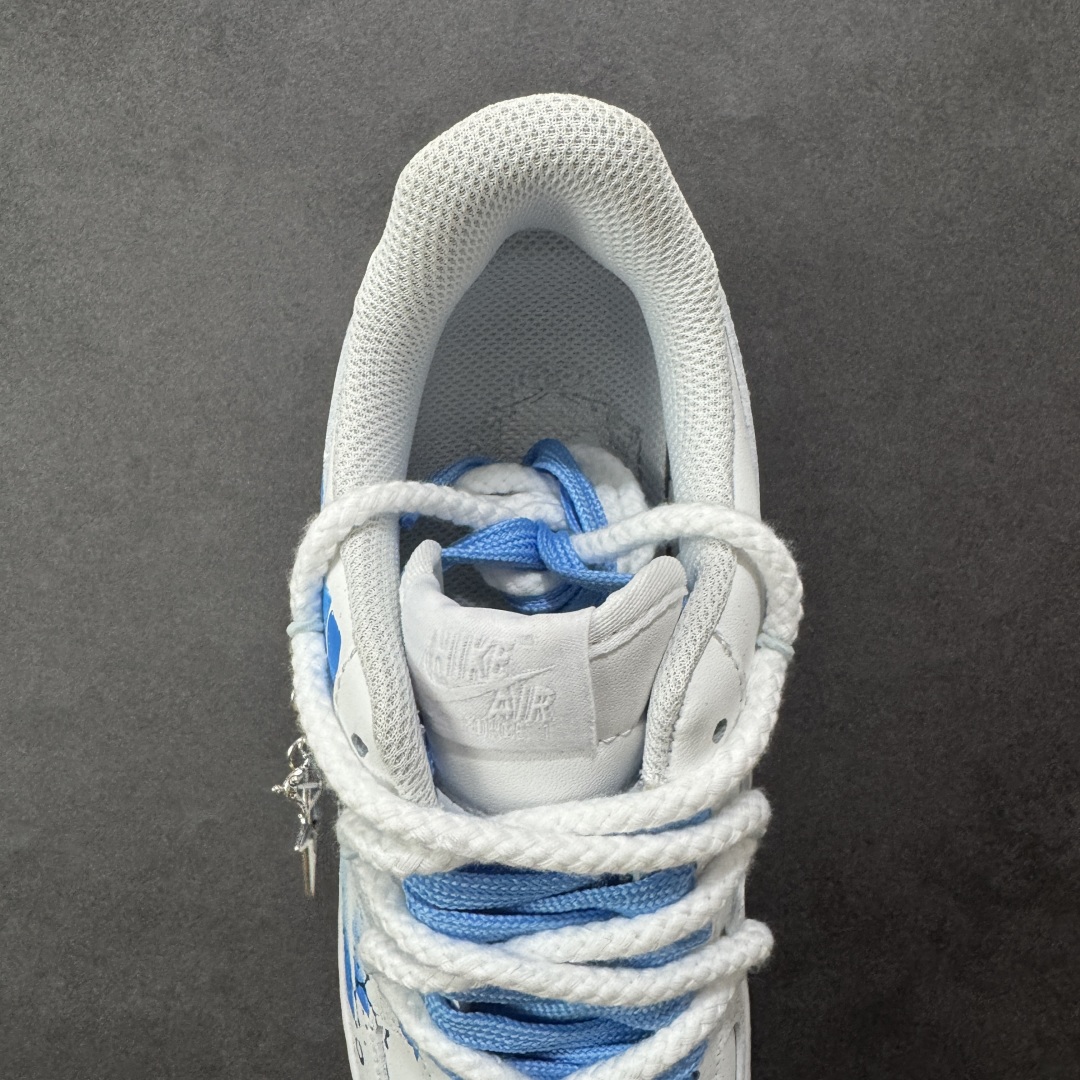 图片[7]-【定制版】Nike Air Force 1\’07 Low \”Sagittarius\” 手绘涂鸦 十二星座系列 射手座 空军一号低帮休闲板鞋 星座11231221  #以纯净白为底，泼洒蓝调星芒，手绘的笔触如射手座的箭一般肆意张扬，将星座符号、星空轨迹化作涂鸦艺术，在鞋身肆意铺陈。标志性Swoosh上的蓝黑渐变，似宇宙漩涡裹挟着射手的冒险精神；鞋侧的星座图案与星月元素，为整体注入梦幻感，每一处细节都在诉说着射手对未知的渴求与对自由的偏执  尺码：36 36.5 37.5 38 38.5 39 40 40.5 41 42 42.5 43 44 44.5 45 编码：HXSA310320-选品中心