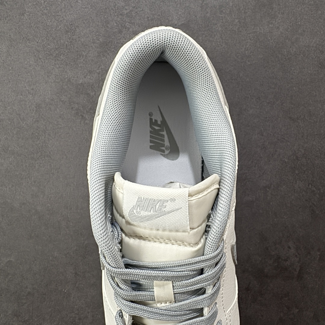 图片[7]-【YC纯原】Nike Dunk SB Low 耐克 SB 低帮 极致灰 白灰 当世界追逐转瞬即逝的爆款，真正的风格早已沉淀于灰度。低饱和的米白覆盖鞋身，荔枝纹皮革的天然纹理，成为最克制的装饰。极致灰色Swoosh Logo以微妙的阴影层次勾勒轮廓，鞋头的迷你小钩与鞋侧上的\”VICTORY\”字样，设计语言，藏在每一个细节里；潮流也许会褪色，但灰度，是永恒的进阶。 货号：WG0508-042 尺码：40 40.5 41 42 42.5 43 44 44.5 45 46 编码：HXSB310320-选品中心