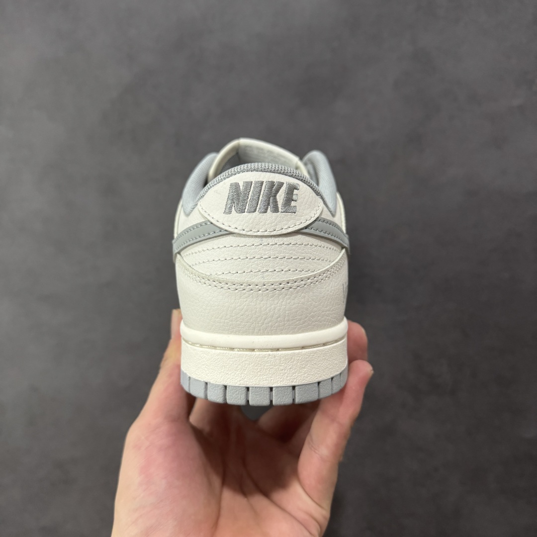 图片[4]-【YC纯原】Nike Dunk SB Low 耐克 SB 低帮 极致灰 白灰 当世界追逐转瞬即逝的爆款，真正的风格早已沉淀于灰度。低饱和的米白覆盖鞋身，荔枝纹皮革的天然纹理，成为最克制的装饰。极致灰色Swoosh Logo以微妙的阴影层次勾勒轮廓，鞋头的迷你小钩与鞋侧上的\”VICTORY\”字样，设计语言，藏在每一个细节里；潮流也许会褪色，但灰度，是永恒的进阶。 货号：WG0508-042 尺码：40 40.5 41 42 42.5 43 44 44.5 45 46 编码：HXSB310320-选品中心