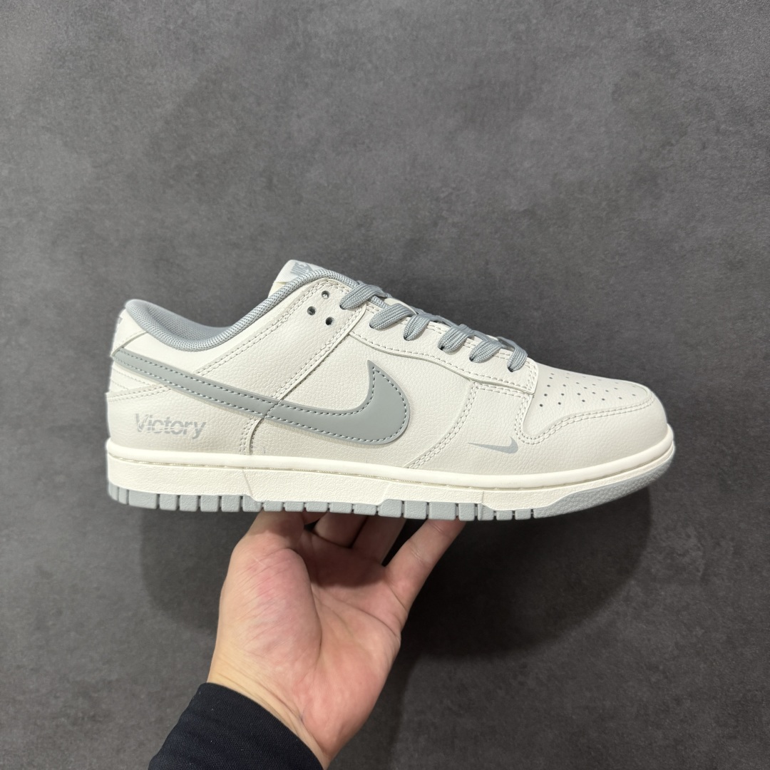 【YC纯原】Nike Dunk SB Low 耐克 SB 低帮 极致灰 白灰 当世界追逐转瞬即逝的爆款,真正的风格早已沉淀于灰度。低饱和的米白覆盖鞋身,荔枝纹皮革的天然纹理,成为最克制的装饰。极致灰色Swoosh Logo以微妙的阴影层次勾勒轮廓,鞋头的迷你小钩与鞋侧上的\