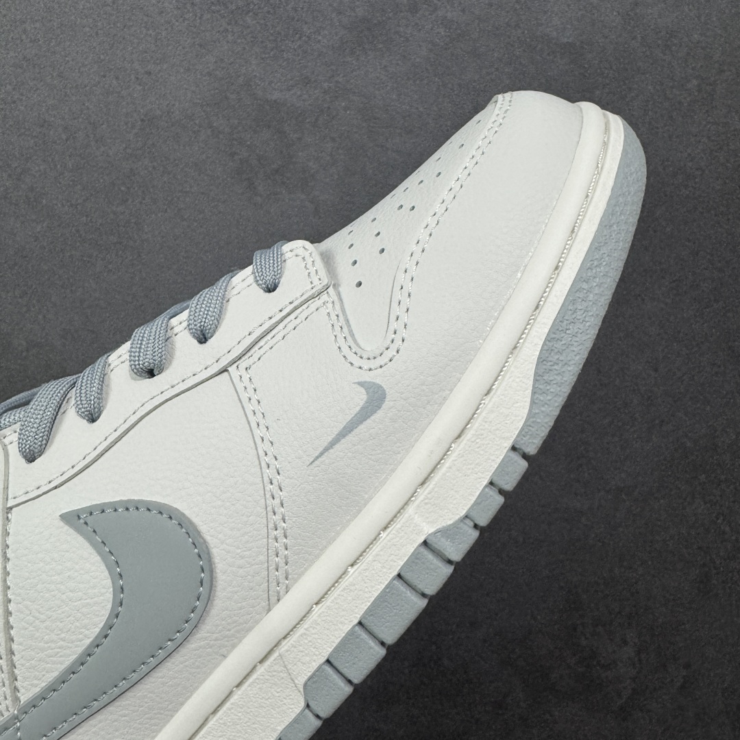 图片[5]-【YC纯原】Nike Dunk SB Low 耐克 SB 低帮 极致灰 白灰 当世界追逐转瞬即逝的爆款，真正的风格早已沉淀于灰度。低饱和的米白覆盖鞋身，荔枝纹皮革的天然纹理，成为最克制的装饰。极致灰色Swoosh Logo以微妙的阴影层次勾勒轮廓，鞋头的迷你小钩与鞋侧上的\”VICTORY\”字样，设计语言，藏在每一个细节里；潮流也许会褪色，但灰度，是永恒的进阶。 货号：WG0508-042 尺码：40 40.5 41 42 42.5 43 44 44.5 45 46 编码：HXSB310320-选品中心