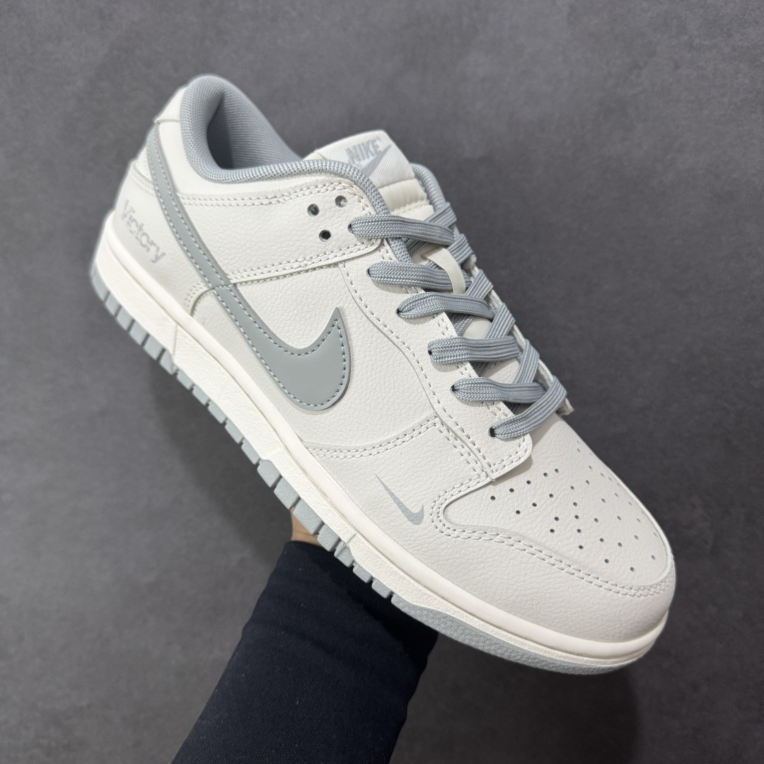 图片[3]-【YC纯原】Nike Dunk SB Low 耐克 SB 低帮 极致灰 白灰 当世界追逐转瞬即逝的爆款，真正的风格早已沉淀于灰度。低饱和的米白覆盖鞋身，荔枝纹皮革的天然纹理，成为最克制的装饰。极致灰色Swoosh Logo以微妙的阴影层次勾勒轮廓，鞋头的迷你小钩与鞋侧上的\”VICTORY\”字样，设计语言，藏在每一个细节里；潮流也许会褪色，但灰度，是永恒的进阶。 货号：WG0508-042 尺码：40 40.5 41 42 42.5 43 44 44.5 45 46 编码：HXSB310320-选品中心