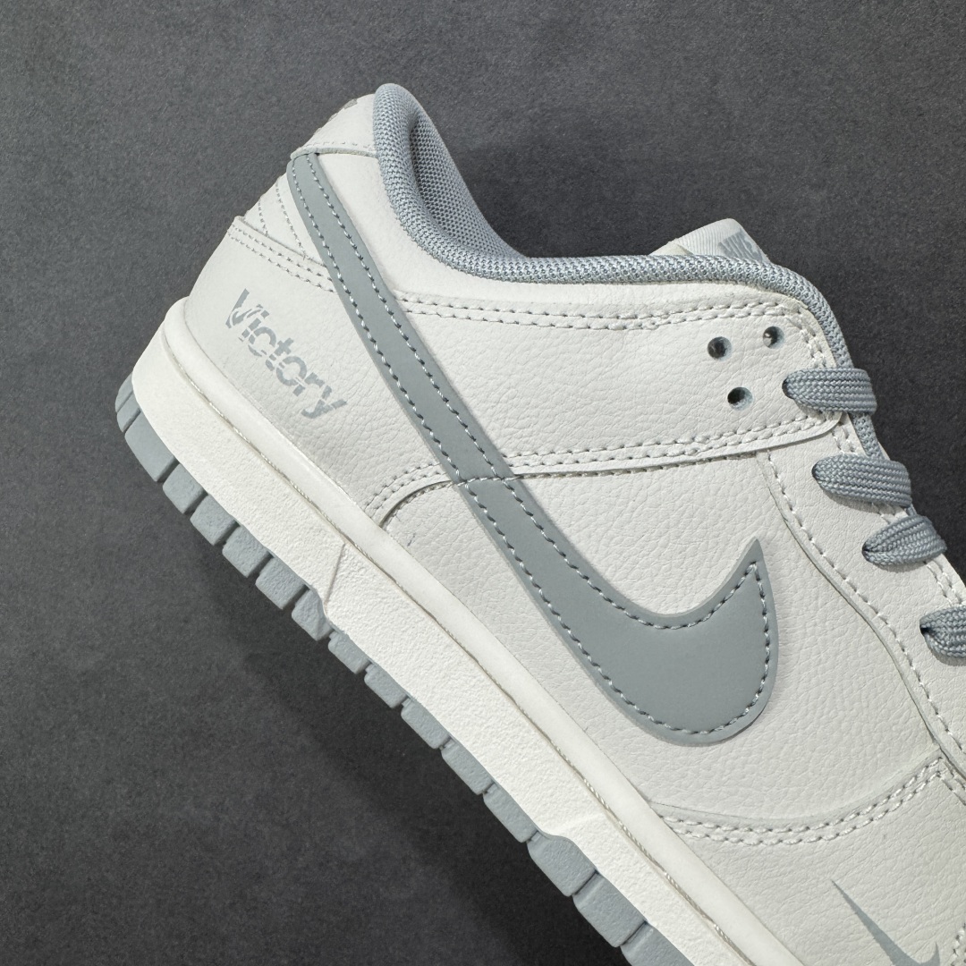 图片[6]-【YC纯原】Nike Dunk SB Low 耐克 SB 低帮 极致灰 白灰 当世界追逐转瞬即逝的爆款，真正的风格早已沉淀于灰度。低饱和的米白覆盖鞋身，荔枝纹皮革的天然纹理，成为最克制的装饰。极致灰色Swoosh Logo以微妙的阴影层次勾勒轮廓，鞋头的迷你小钩与鞋侧上的\”VICTORY\”字样，设计语言，藏在每一个细节里；潮流也许会褪色，但灰度，是永恒的进阶。 货号：WG0508-042 尺码：40 40.5 41 42 42.5 43 44 44.5 45 46 编码：HXSB310320-选品中心
