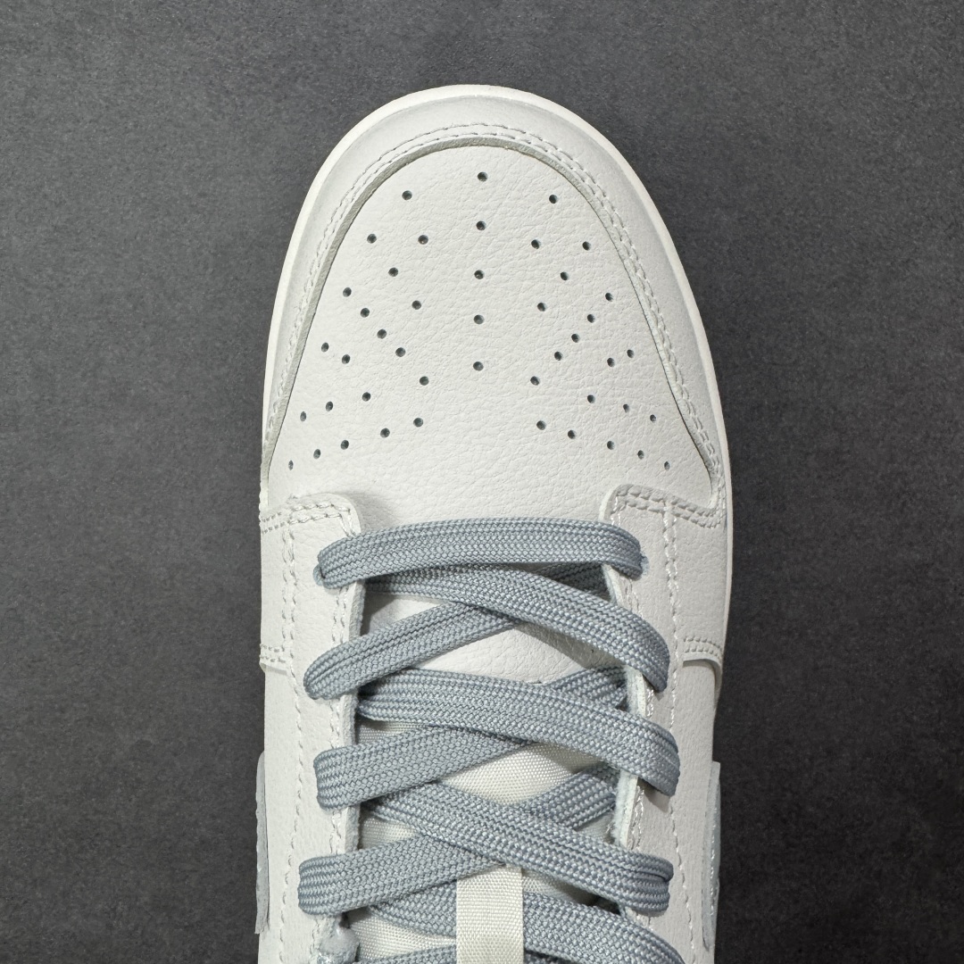 图片[8]-【YC纯原】Nike Dunk SB Low 耐克 SB 低帮 极致灰 白灰 当世界追逐转瞬即逝的爆款，真正的风格早已沉淀于灰度。低饱和的米白覆盖鞋身，荔枝纹皮革的天然纹理，成为最克制的装饰。极致灰色Swoosh Logo以微妙的阴影层次勾勒轮廓，鞋头的迷你小钩与鞋侧上的\”VICTORY\”字样，设计语言，藏在每一个细节里；潮流也许会褪色，但灰度，是永恒的进阶。 货号：WG0508-042 尺码：40 40.5 41 42 42.5 43 44 44.5 45 46 编码：HXSB310320-选品中心