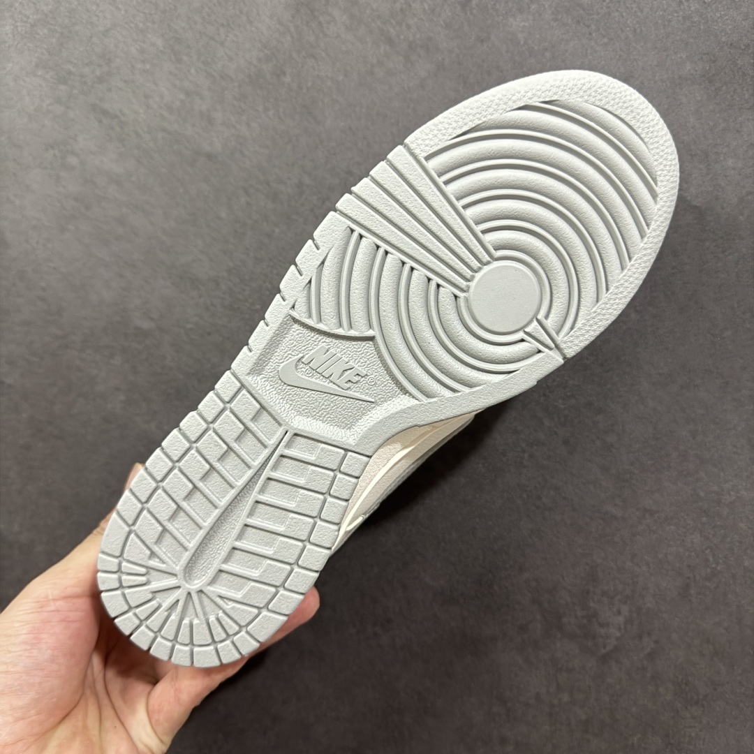 图片[9]-【YC纯原】Nike Dunk SB Low 耐克 SB 低帮 极致灰 白灰 当世界追逐转瞬即逝的爆款，真正的风格早已沉淀于灰度。低饱和的米白覆盖鞋身，荔枝纹皮革的天然纹理，成为最克制的装饰。极致灰色Swoosh Logo以微妙的阴影层次勾勒轮廓，鞋头的迷你小钩与鞋侧上的\”VICTORY\”字样，设计语言，藏在每一个细节里；潮流也许会褪色，但灰度，是永恒的进阶。 货号：WG0508-042 尺码：40 40.5 41 42 42.5 43 44 44.5 45 46 编码：HXSB310320-选品中心
