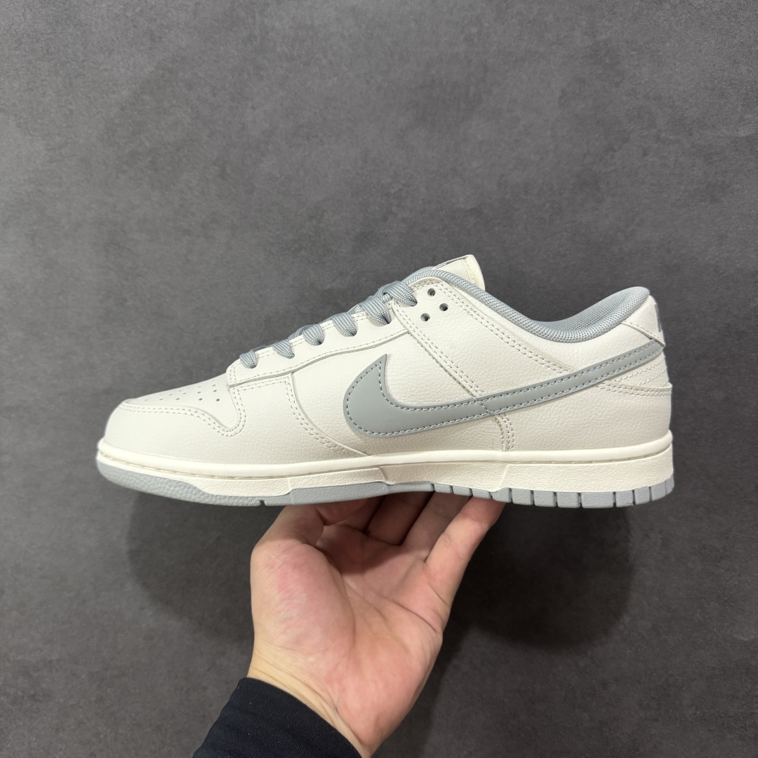 图片[2]-【YC纯原】Nike Dunk SB Low 耐克 SB 低帮 极致灰 白灰 当世界追逐转瞬即逝的爆款，真正的风格早已沉淀于灰度。低饱和的米白覆盖鞋身，荔枝纹皮革的天然纹理，成为最克制的装饰。极致灰色Swoosh Logo以微妙的阴影层次勾勒轮廓，鞋头的迷你小钩与鞋侧上的\”VICTORY\”字样，设计语言，藏在每一个细节里；潮流也许会褪色，但灰度，是永恒的进阶。 货号：WG0508-042 尺码：40 40.5 41 42 42.5 43 44 44.5 45 46 编码：HXSB310320-选品中心