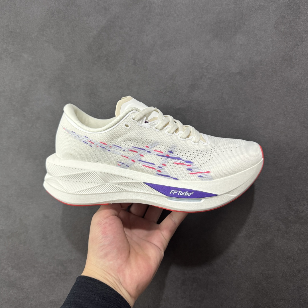 【公司级】Asics SONICBLAST 亚瑟士运动休闲透气专业跑鞋 此种置于中底内部的自适应发泡材料 可在每一次冲击后帮助足弓重新定位 强化迈步时的支撑性中底处的另一项升级为FFBLASTTM PLUSECO缓冲科技 此种材料含有约24%的生物基成分 可在每一步中创造绵柔的触地脚感PureGELM科技位干鞋跟底部 柔软度比标准GELM科技高65% 为长跑训练者带来令人惊奇的运动顺畅感 货号: 1012B8621124 尺码: 40 40.5 41.5 42 42.5 43.5 44 45 46-选品中心