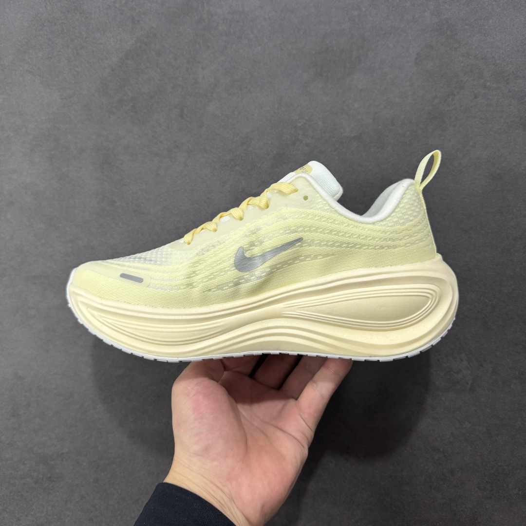 图片[2]-【公司跑量版】Nike VOMERO PLUS 舒适减震防滑 低帮跑步鞋 全掌ReactX泡绵中底 前掌和后跟还配备了Air Zoom气垫单元 据说跑起来更快更舒适哦 这次最大的升级点 首次引入了ReactX泡绵 货号： IM5020-100 尺码： 39 40 40.5 41 42 42.5 43 44 45-选品中心