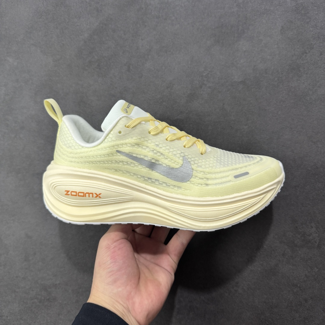【公司跑量版】Nike VOMERO PLUS 舒适减震防滑 低帮跑步鞋 全掌ReactX泡绵中底 前掌和后跟还配备了Air Zoom气垫单元 据说跑起来更快更舒适哦 这次最大的升级点 首次引入了ReactX泡绵 货号: IM5020-100 尺码: 39 40 40.5 41 42 42.5 43 44 45-选品中心