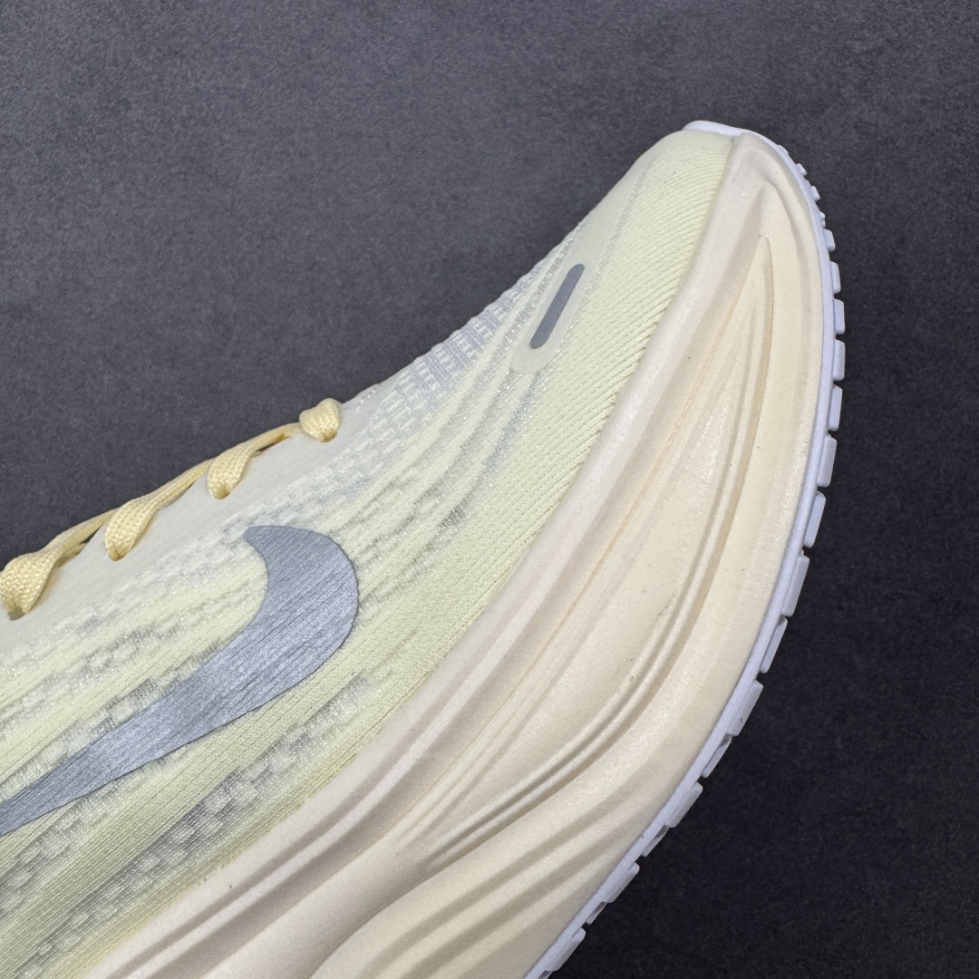 图片[5]-【公司跑量版】Nike VOMERO PLUS 舒适减震防滑 低帮跑步鞋 全掌ReactX泡绵中底 前掌和后跟还配备了Air Zoom气垫单元 据说跑起来更快更舒适哦 这次最大的升级点 首次引入了ReactX泡绵 货号： IM5020-100 尺码： 39 40 40.5 41 42 42.5 43 44 45-选品中心