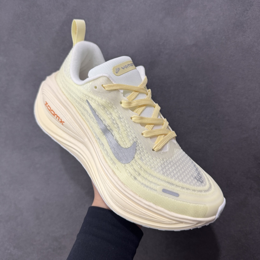 图片[3]-【公司跑量版】Nike VOMERO PLUS 舒适减震防滑 低帮跑步鞋 全掌ReactX泡绵中底 前掌和后跟还配备了Air Zoom气垫单元 据说跑起来更快更舒适哦 这次最大的升级点 首次引入了ReactX泡绵 货号： IM5020-100 尺码： 39 40 40.5 41 42 42.5 43 44 45-选品中心