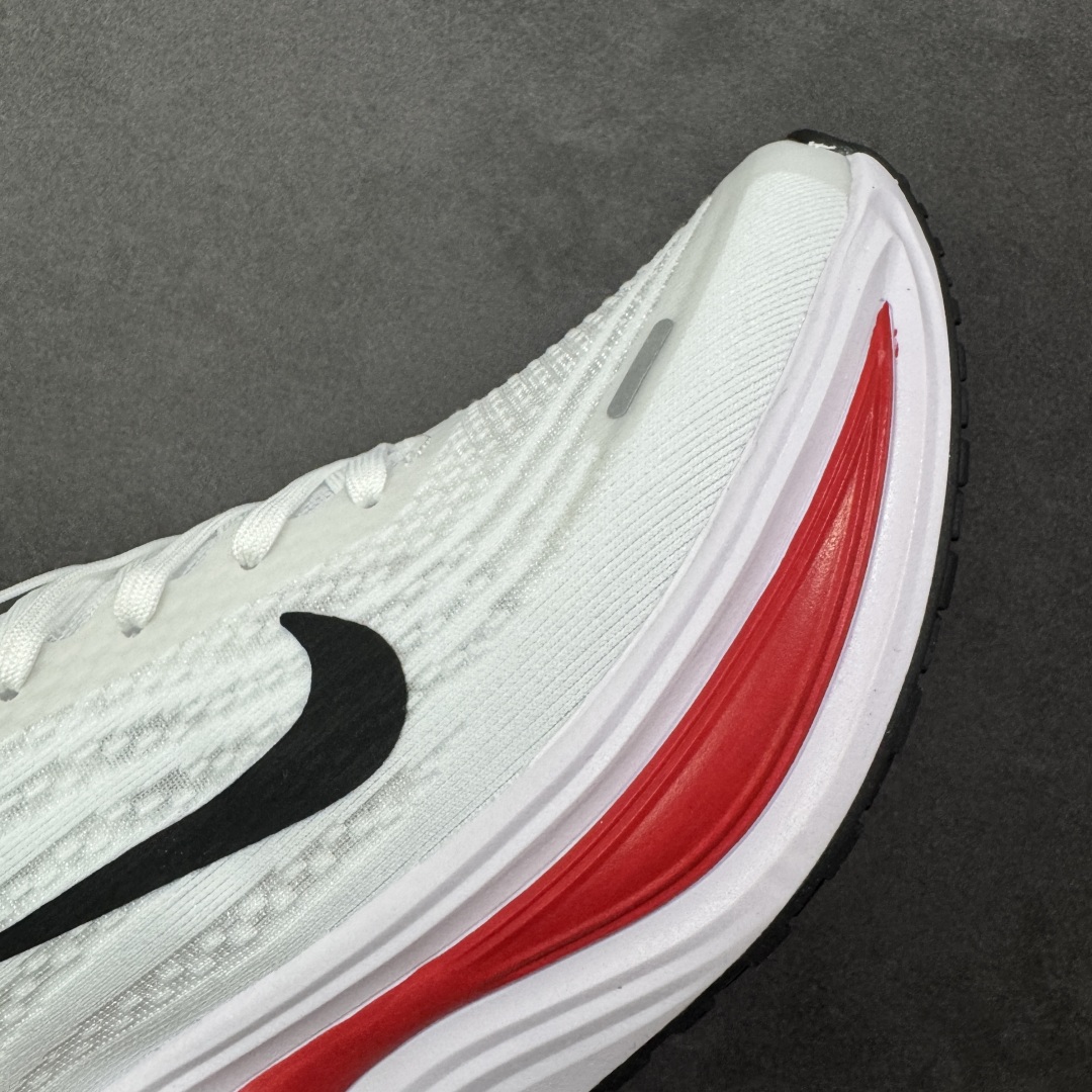 图片[5]-【公司跑量版】Nike VOMERO PLUS 舒适减震防滑 低帮跑步鞋 全掌ReactX泡绵中底 前掌和后跟还配备了Air Zoom气垫单元 据说跑起来更快更舒适哦 这次最大的升级点 首次引入了ReactX泡绵 货号： HV8150-100 尺码： 39 40 40.5 41 42 42.5 43 44 45-选品中心