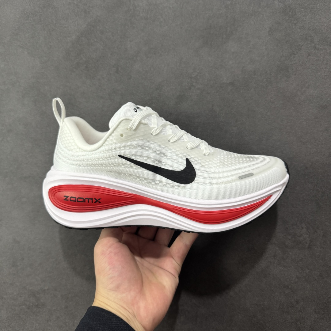 【公司跑量版】Nike VOMERO PLUS 舒适减震防滑 低帮跑步鞋 全掌ReactX泡绵中底 前掌和后跟还配备了Air Zoom气垫单元 据说跑起来更快更舒适哦 这次最大的升级点 首次引入了ReactX泡绵 货号: HV8150-100 尺码: 39 40 40.5 41 42 42.5 43 44 45-选品中心