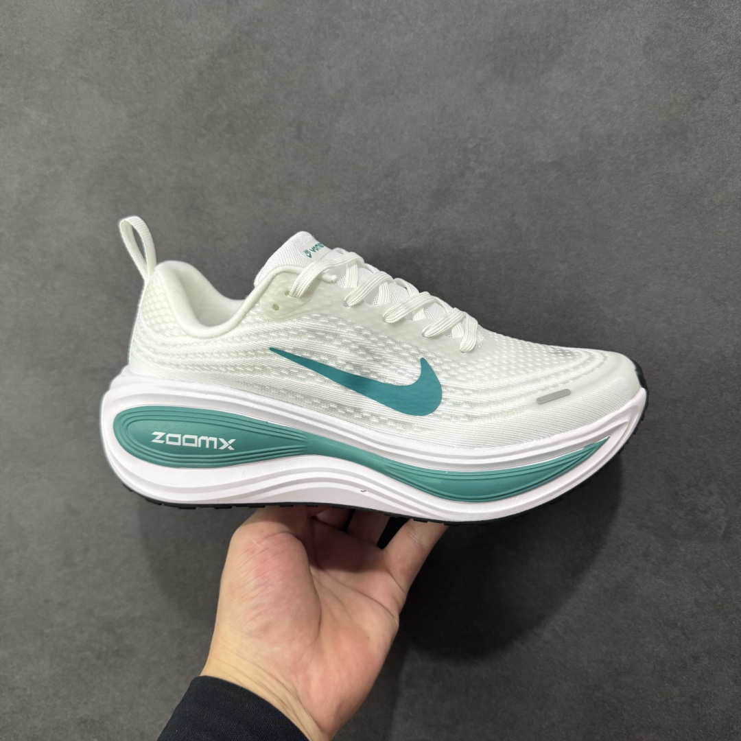 【公司跑量版】Nike VOMERO PLUS 舒适减震防滑 低帮跑步鞋 全掌ReactX泡绵中底 前掌和后跟还配备了Air Zoom气垫单元 据说跑起来更快更舒适哦 这次最大的升级点 首次引入了ReactX泡绵 货号: HV8154-100 尺码: 39 40 40.5 41 42 42.5 43 44 45-选品中心