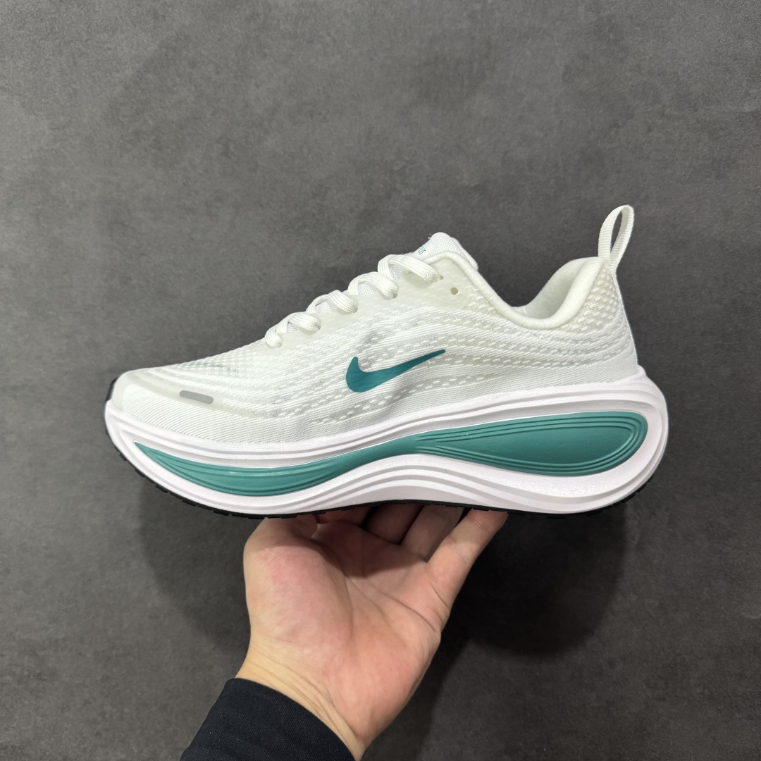 图片[2]-【公司跑量版】Nike VOMERO PLUS 舒适减震防滑 低帮跑步鞋 全掌ReactX泡绵中底 前掌和后跟还配备了Air Zoom气垫单元 据说跑起来更快更舒适哦 这次最大的升级点 首次引入了ReactX泡绵 货号： HV8154-100 尺码： 39 40 40.5 41 42 42.5 43 44 45-选品中心