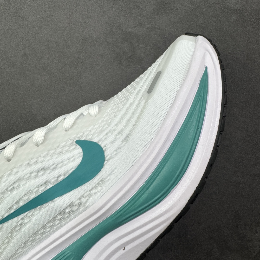 图片[5]-【公司跑量版】Nike VOMERO PLUS 舒适减震防滑 低帮跑步鞋 全掌ReactX泡绵中底 前掌和后跟还配备了Air Zoom气垫单元 据说跑起来更快更舒适哦 这次最大的升级点 首次引入了ReactX泡绵 货号： HV8154-100 尺码： 39 40 40.5 41 42 42.5 43 44 45-选品中心