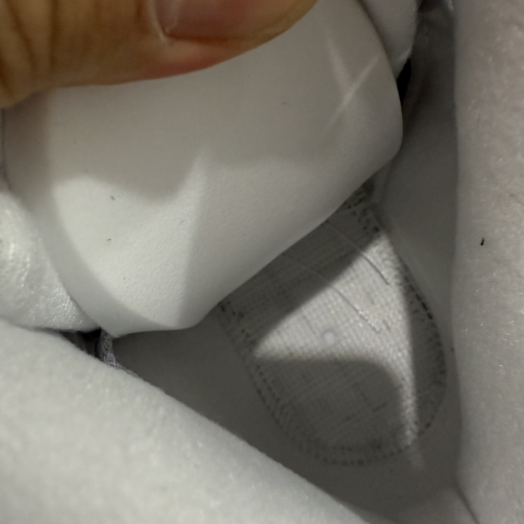 图片[9]-【PK纯原】Air Jordan 5 \”Wolf Grey\” AJ5 乔5狼灰 DD0587-002 国内一线大厂出品 匠心打造 原厂皮料原厂数据 全新纸板 模具打造 外贸 平台高端零售专供品质 品质毋庸置疑 一眼正品既视感 细节均已解码 尺码：40 40.5 41 42 42.5 43 44 44.5 45 46 47.5-选品中心