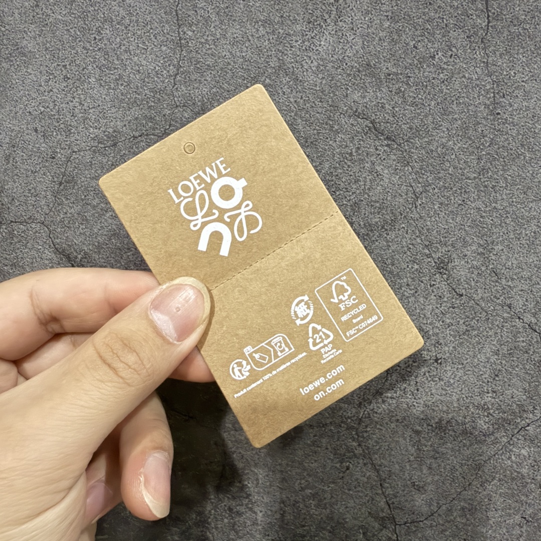 图片[9]-【渠道M版】ON昂跑 x Loewe 罗意威联名二代系列 原版开发 原材料打造 还原真实脚感 鞋底非常软弹 跑步健身必备 原版对比无任何差别 高端零售必推版本 市场独家货 区别市场所有版本 还原对比 鞋面采用一体成型布料 有弹性非常透气 鞋底镂空设计 运用了CLOUDTILT专利技术 弹力十足 毫无负重感 适合日常长距离行走或者休闲旅游 跑步！ 尺码 36 36.5 37.5 38 38.5 39 40 40.5 41 42 42.5 43 44 44.5 45 46！-选品中心