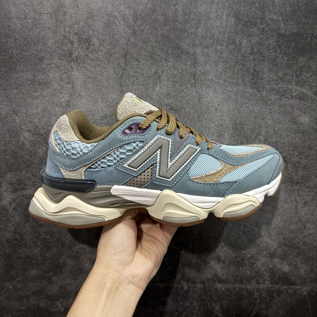 【K8纯原】 New Balance NB9060 联名款 复古休闲运动慢跑鞋 棕灰蓝色U9060BD1 原盒原配件齐全 全套原楦原纸板原厂数据开发 进口三明治网面 原装进口翻毛皮料正确绒感卡色 正确中底拉帮中底网布细节 原厂标裁 带紫光防伪 定制后跟透明水晶模块 冲裁组合 大底贴合程度胶水上色把控完美 整洁度挑战全网艺术家 多道序QC把关品质完善 匠心打造 耗时两个月开发完成 工艺极其复杂难度可想而知 新开独立私模大底 全网唯一正确六层组合大底 高端零售专供产物 尺码:36 37 37.5 38 38.5 39 40 40.5 41 42 42.5 43 44 45-选品中心